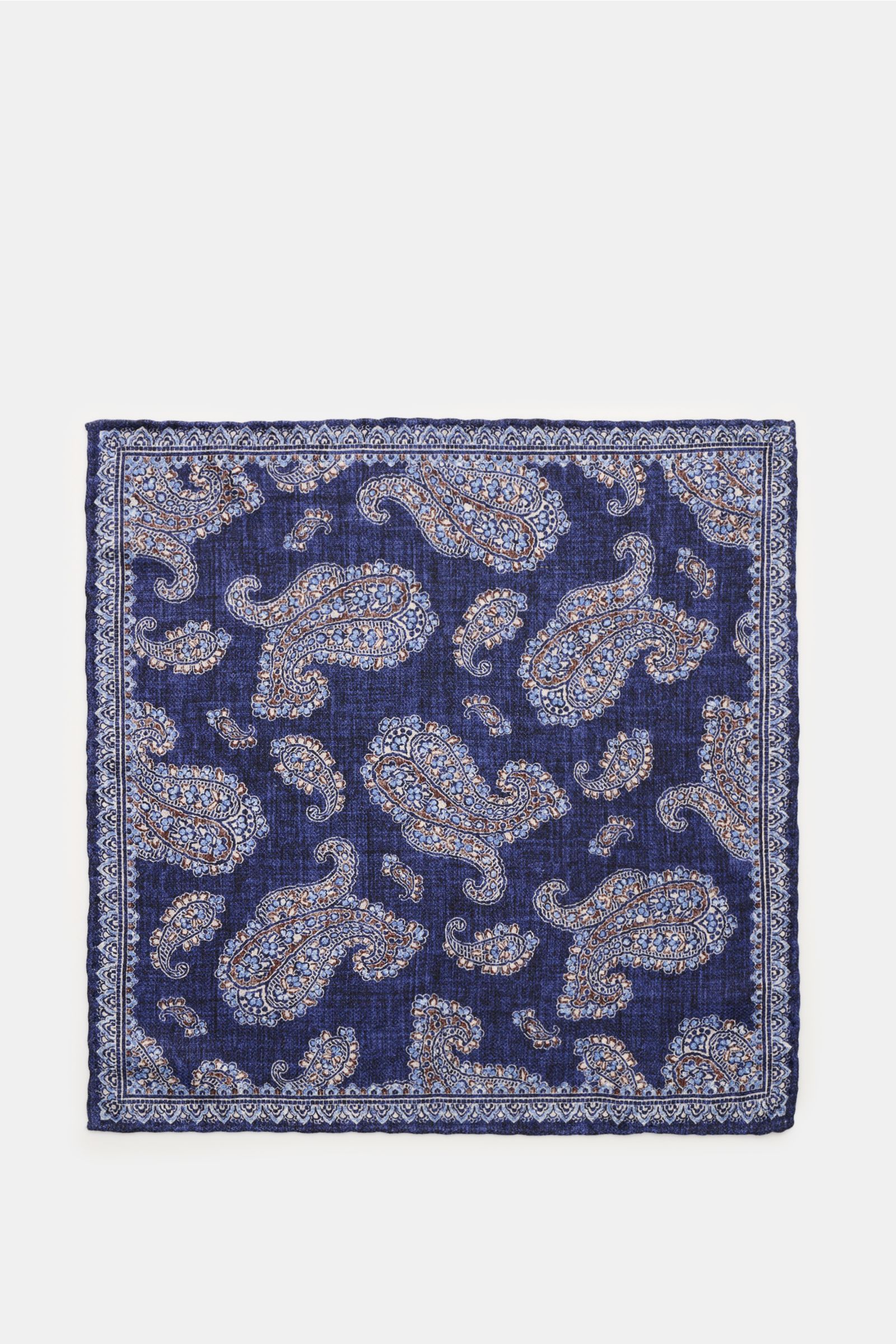 Rosi Collection Seiden-Einstecktuch 'Easy' dunkelblau/dunkelbraun/hellblau gemustert, reine Seide, Paisley-Muster, rollierte Kanten, 31x31 cm, Ansicht von oben.