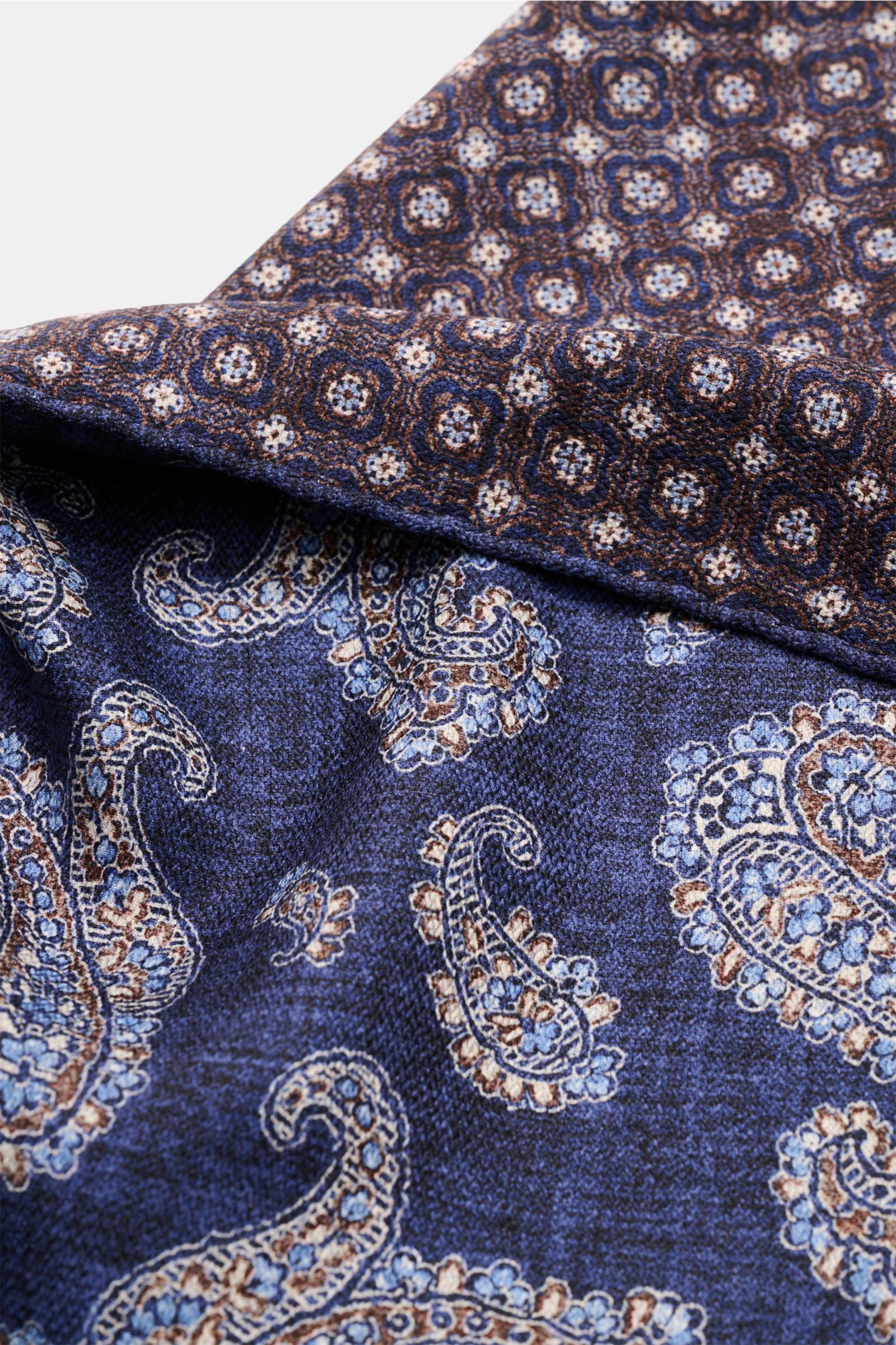 Rosi Collection Seiden-Einstecktuch 'Easy' dunkelblau/dunkelbraun/hellblau gemustert, Paisley-Muster vorn, Rückseite Kachel-Muster, reine Seide, soft, 31x31cm, Made in Italy, rollierte Kanten, Foto schräg von oben.