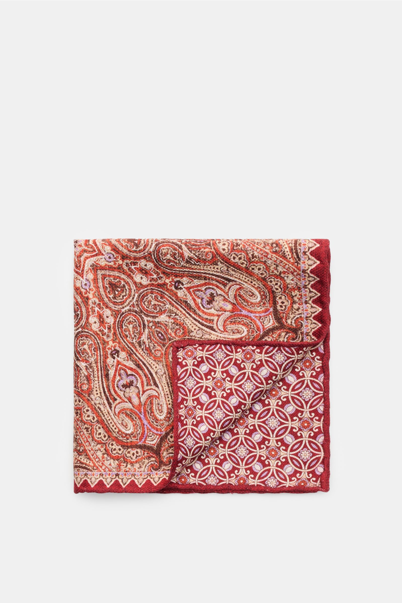 Rosi Collection Einstecktuch 'Easy' rot/orange/beige gemustert, reine Seide, modernes Paisley, Vorder- und Rückseite unterschiedlich, rollierte Kanten, Made in Italy, ca. 31x31 cm, flach liegend von oben fotografiert.