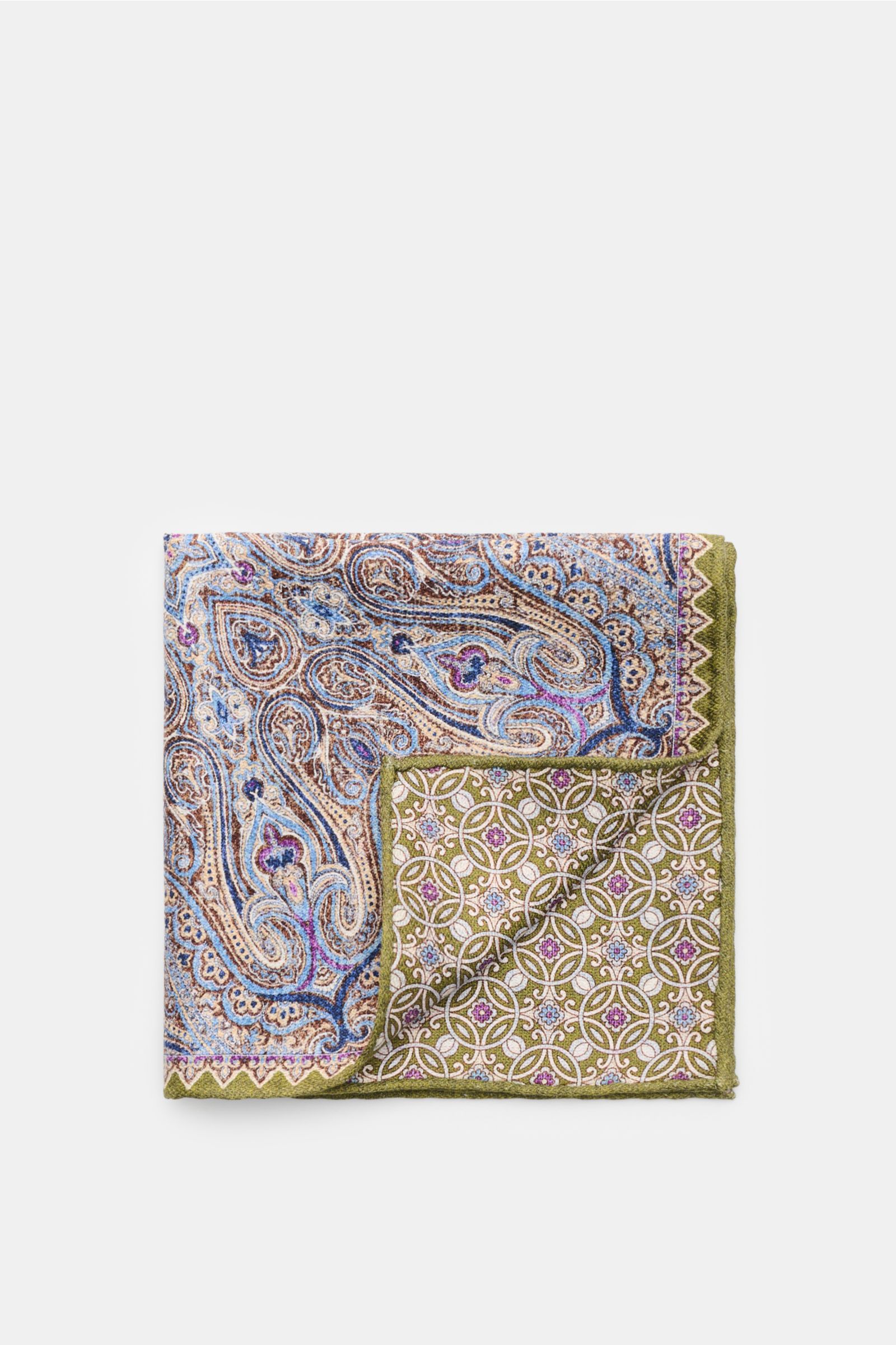 Rosi Collection Einstecktuch 'Easy' oliv/blau/beige gemustert, reine Seide, Paisley-Muster, Vorder-/Rückseite, rollierte Kanten, Made in Italy, 31x31 cm, Frontalansicht.