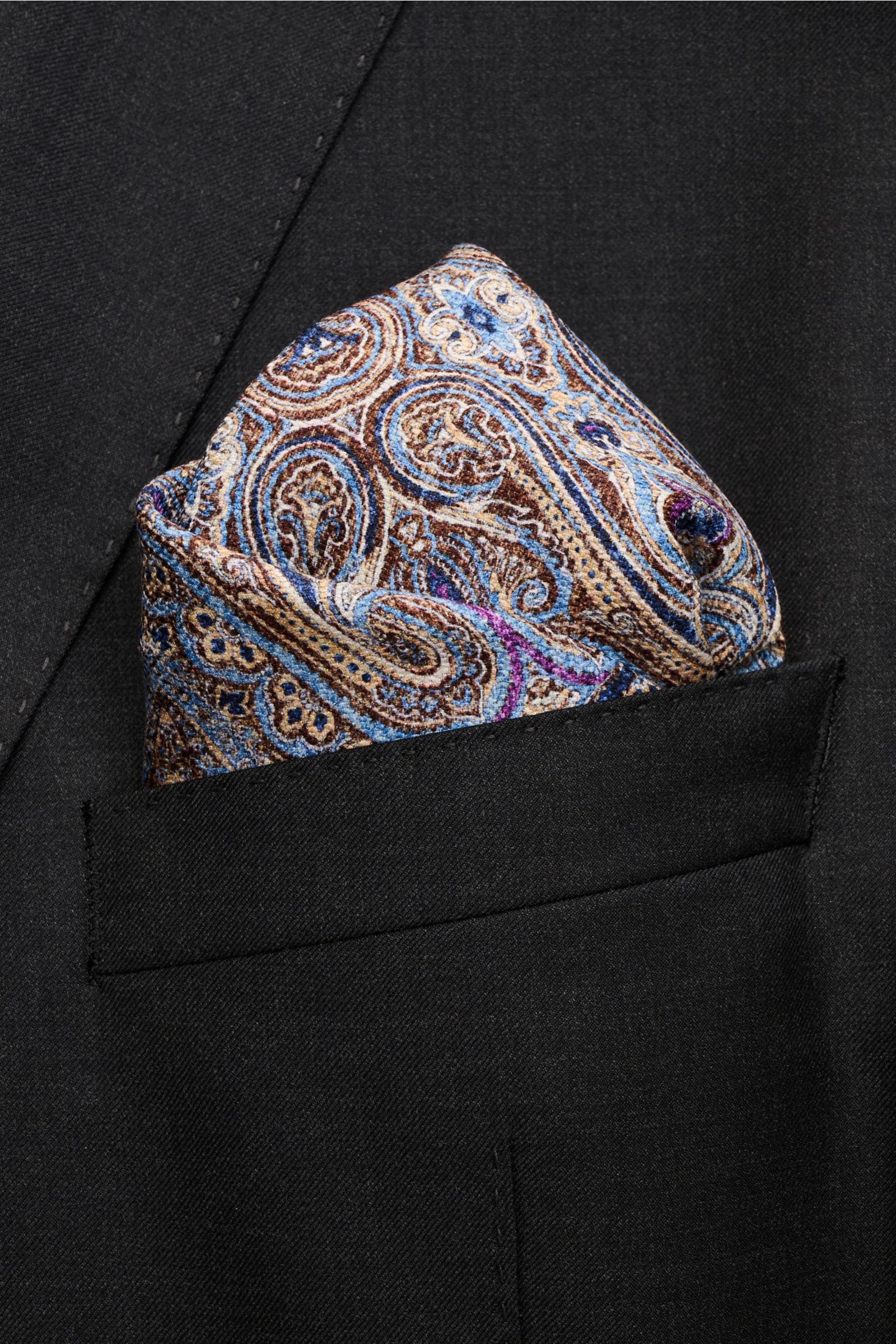 Rosi Collection Einstecktuch 'Easy' oliv/blau/beige gemustert mit Paisley-Muster, reine Seide, unterschiedlich gemusterte Seiten, rollierte Kanten, fotografiert in Brusttasche eines schwarzen Sakkos, Maße ca. 31x31 cm, Made in Italy.