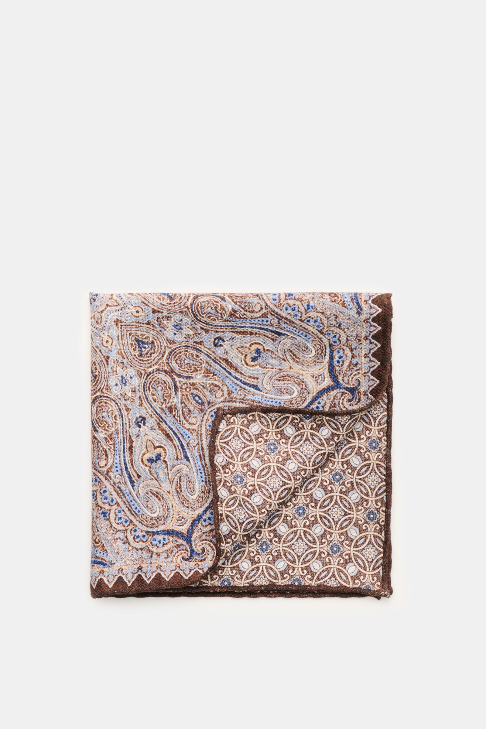 Rosi Collection Einstecktuch 'Easy' dunkelbraun/blau/weiß gemustert, reine Seide, Paisley-Muster, Vorder- und Rückseite, rollierte Kanten, Made in Italy, ca. 31x31 cm, von oben fotografiert.