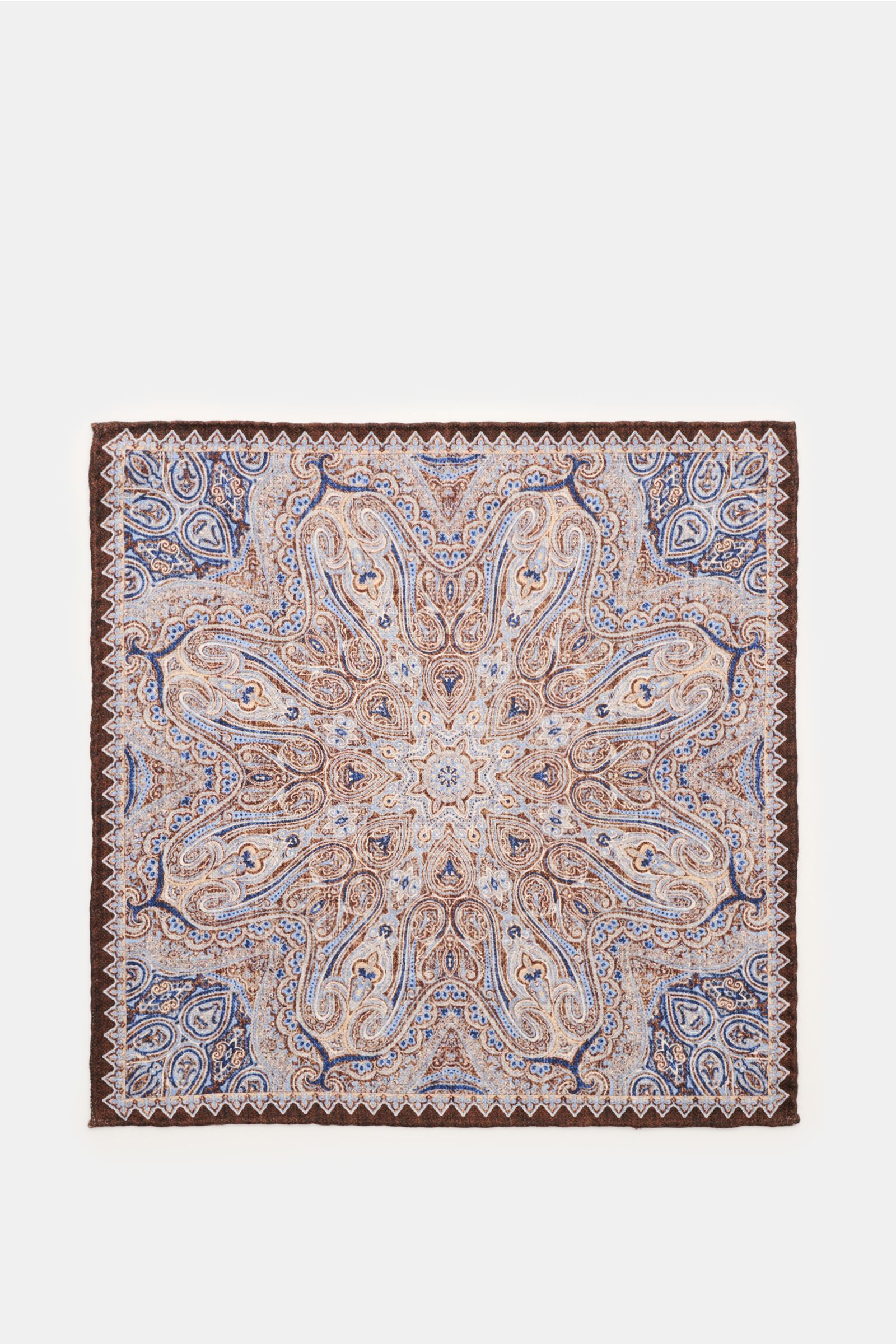 Rosi Collection Einstecktuch 'Easy' dunkelbraun/blau/weiß gemustert, reine Seide, Paisley-Motiv, rollierte Kanten, flach von oben fotografiert.