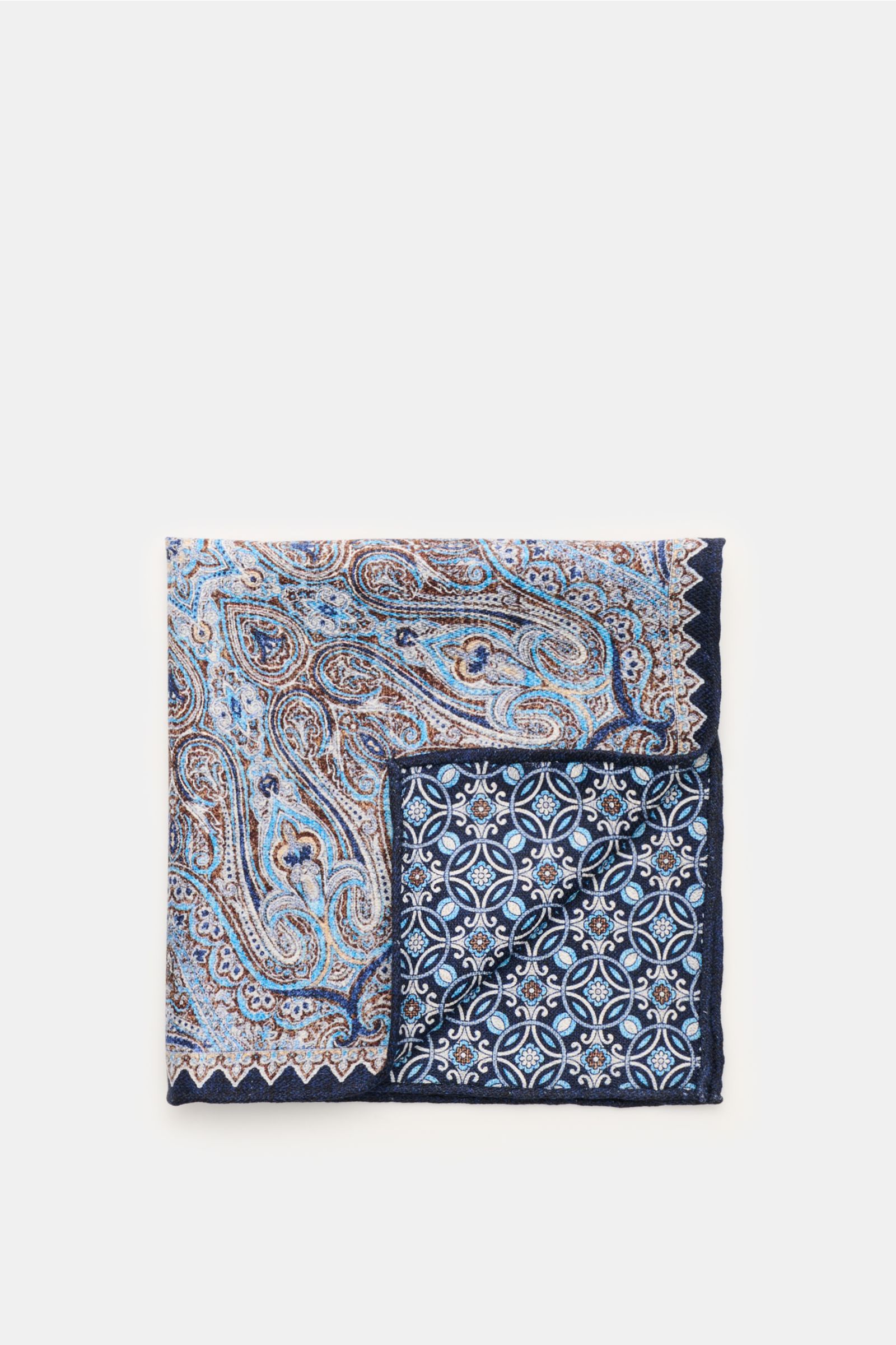 Top view of Rosi Collection Pocket square 'Easy' navy/blue/white patterned with paisley front and geometric back, rolled edges, pure silk.

Description: 
Elegant and eye-catching: With its modern paisley pattern, this pocket square in pure silk by ROSI