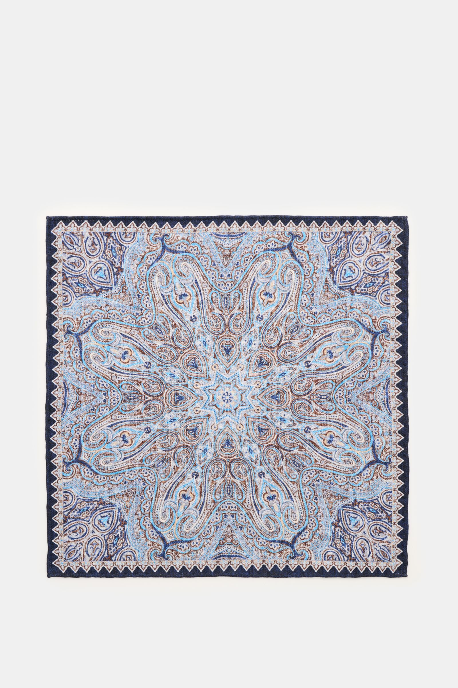 Rosi Collection Pocket square 'Easy' navy/blue/white patterned, photographed from above, shows a pure silk fabric with a modern paisley pattern, rolled edges, and dimensions approx. 31 cm x 31 cm, made in Italy.  

Elegant and eye-catching: With its mo