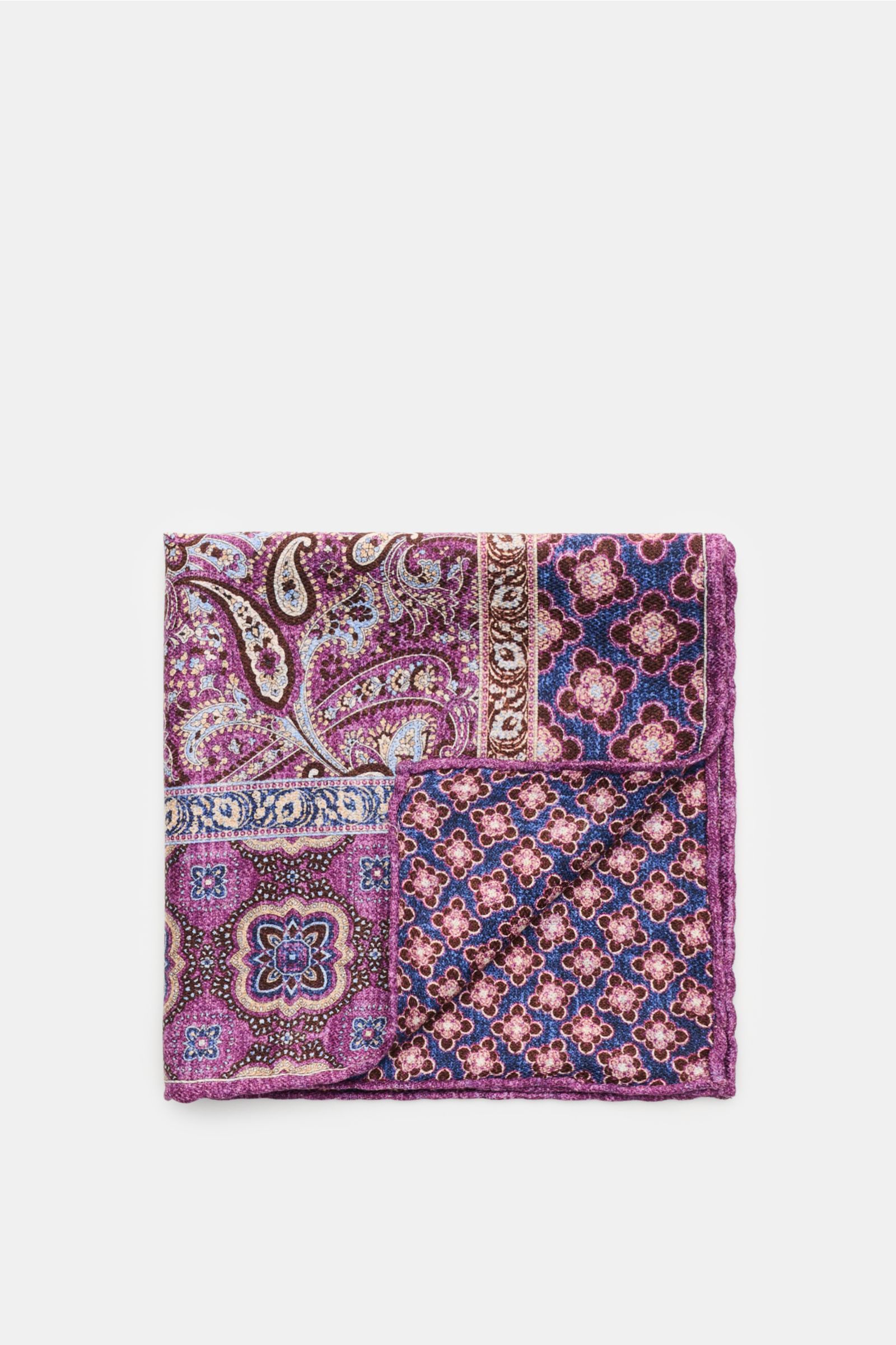 Rosi Collection Seiden-Einstecktuch 'Easy' violett/dunkelbraun/blau gemustert, reine Seide, Paisley- und Kachel-Muster, handrollierte Kanten, 31x31 cm, Made in Italy, Ansicht von oben.