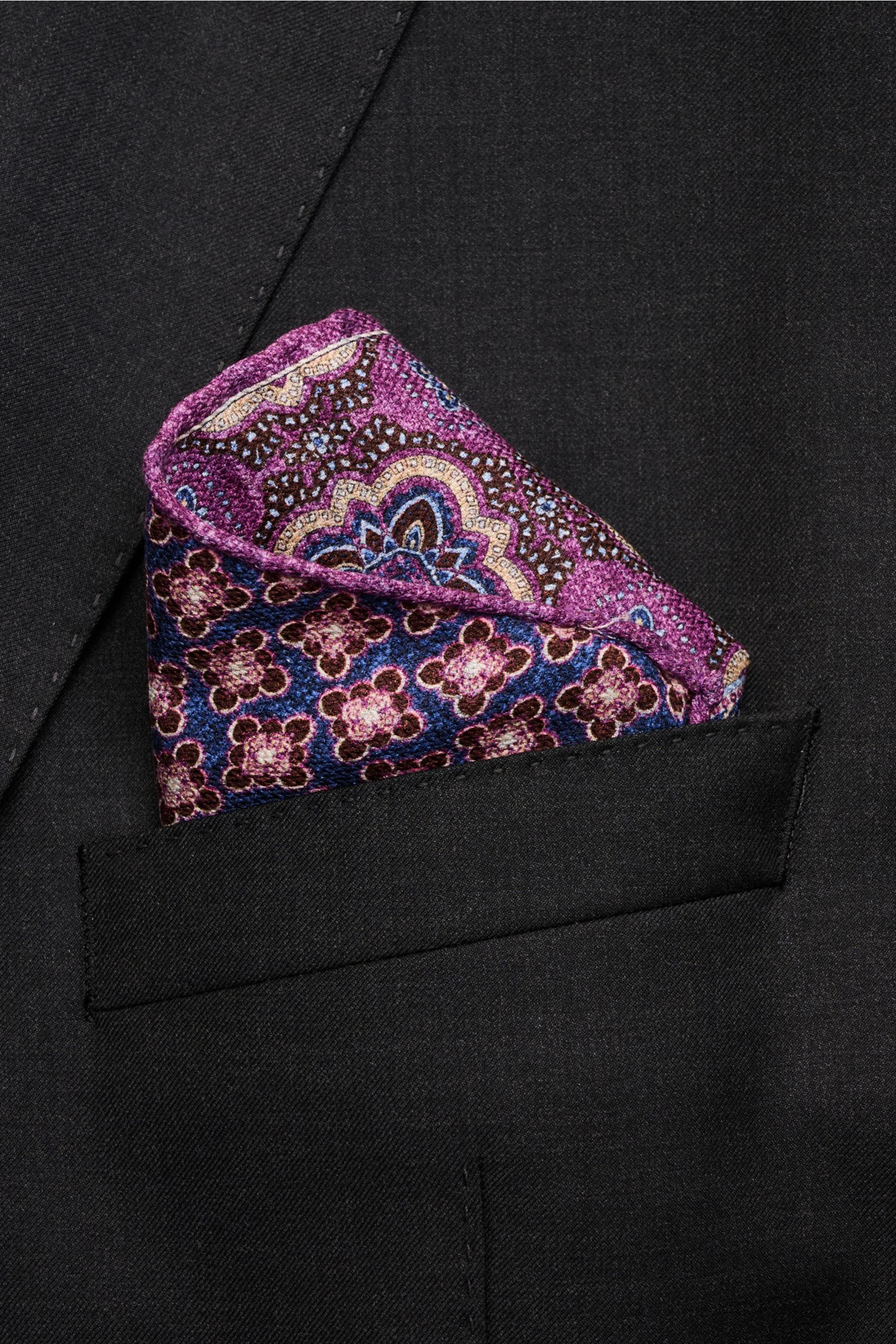 Rosi Collection Seiden-Einstecktuch 'Easy' violett/dunkelbraun/blau gemustert, reine Seide, Paisley- und Kachel-Muster, handrollierte Kanten, 31x31 cm, Made in Italy, Ansicht von vorne in schwarzer Brusttasche.