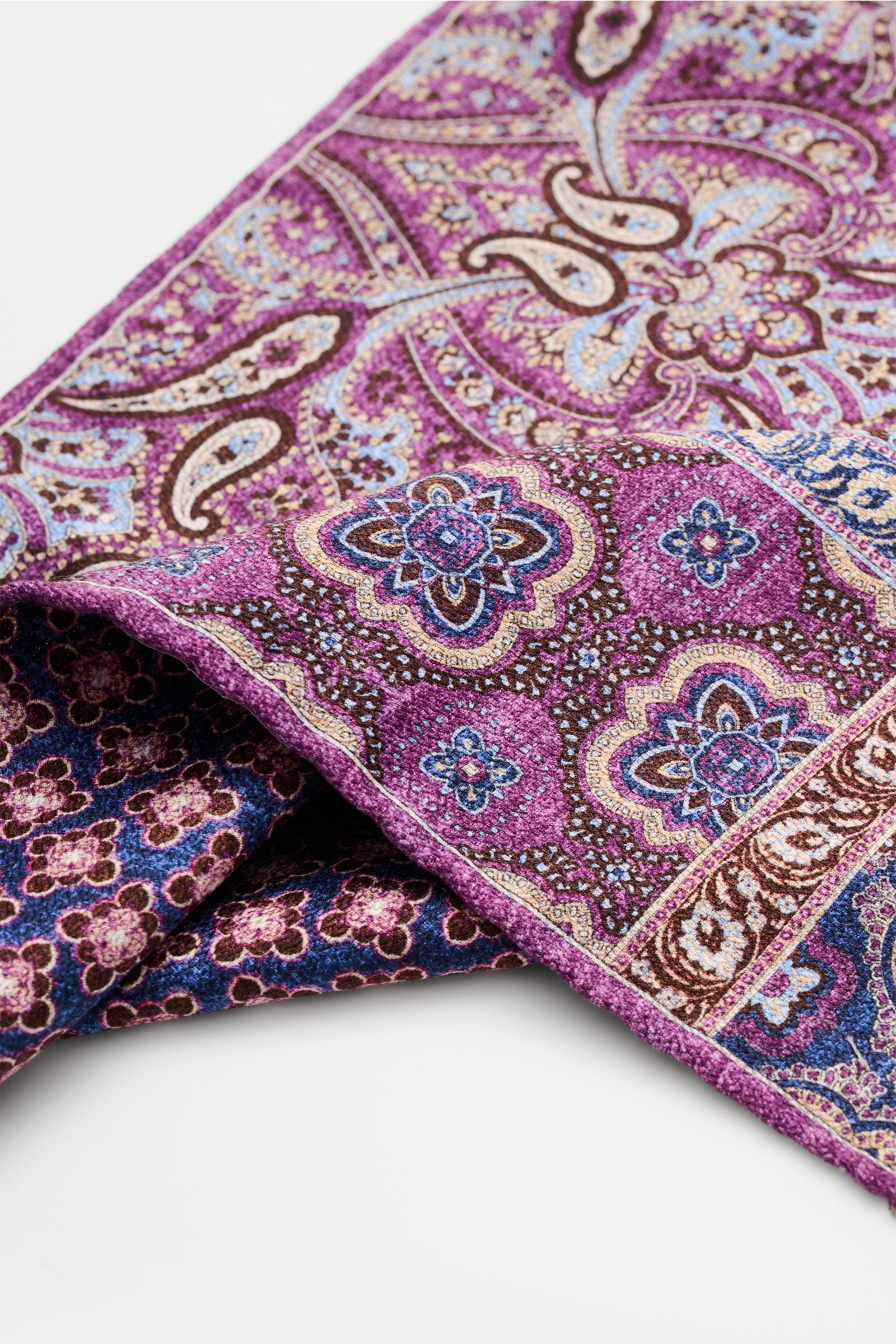 Rosi Collection Seiden-Einstecktuch 'Easy' violett/dunkelbraun/blau gemustert, Paisley- und Kachel-Muster, reine Seide, handrollierte Kanten, 31x31 cm, Perspektive schräg von oben.