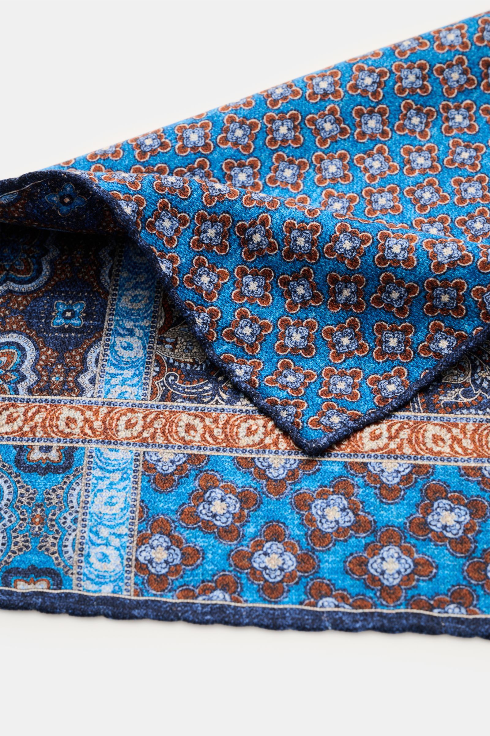 Rosi Collection Seiden-Einstecktuch 'Easy' graublau/blau/braun gemustert, Paisley- und Kachel-Muster, reine Seide, handrollierte Kanten, Maße 31x31 cm, photographed close-up from above, showing softer, geschmeidiger Griff, Rückseite mit Medaillon-Print, M