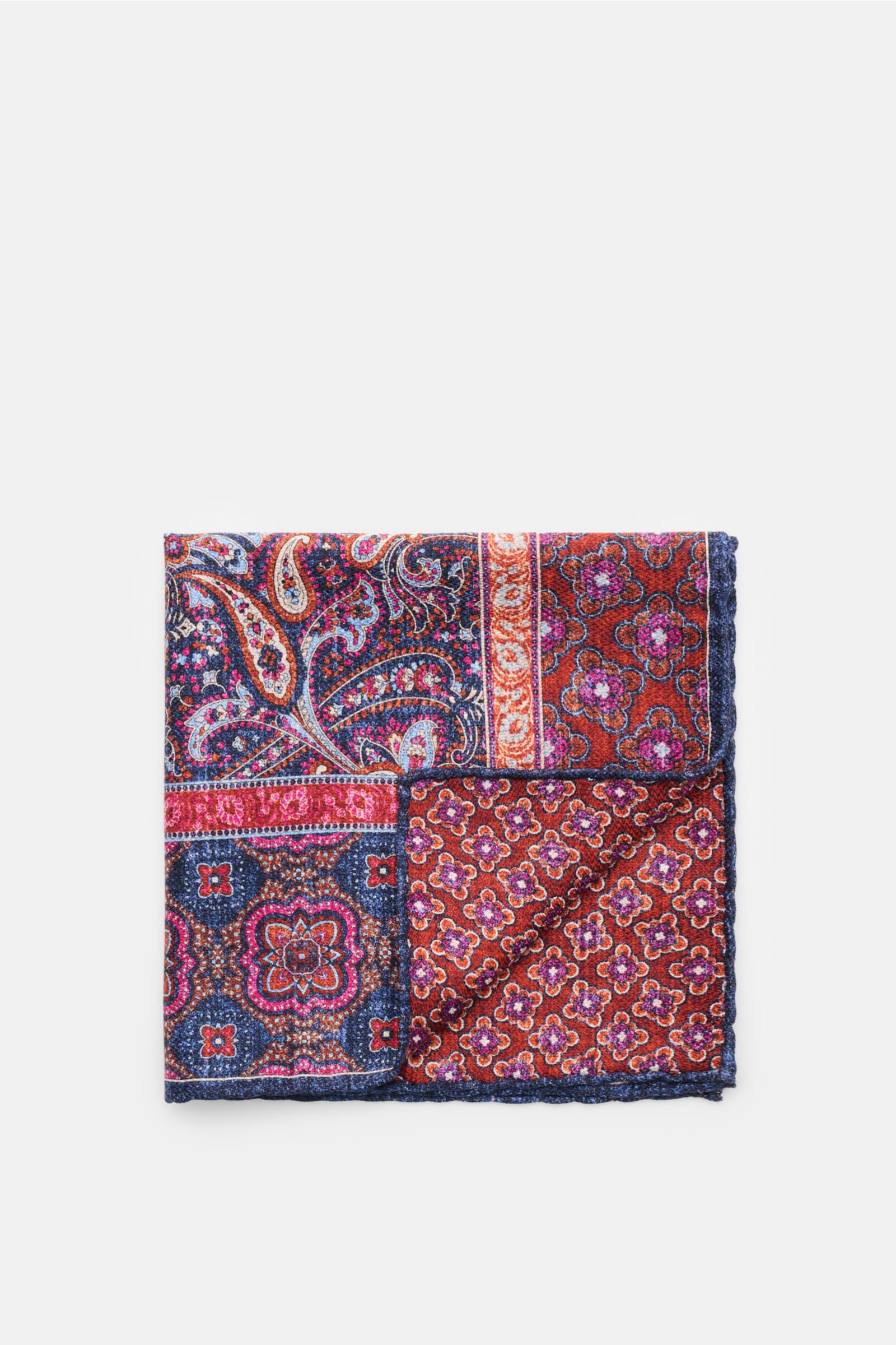 Rosi Collection Seiden-Einstecktuch 'Easy' graublau/rostbraun/violett gemustert, reine Seide, Paisley- und Kachel-Muster, handrollierte Kanten, Maße 31x31 cm, Blick von oben.
