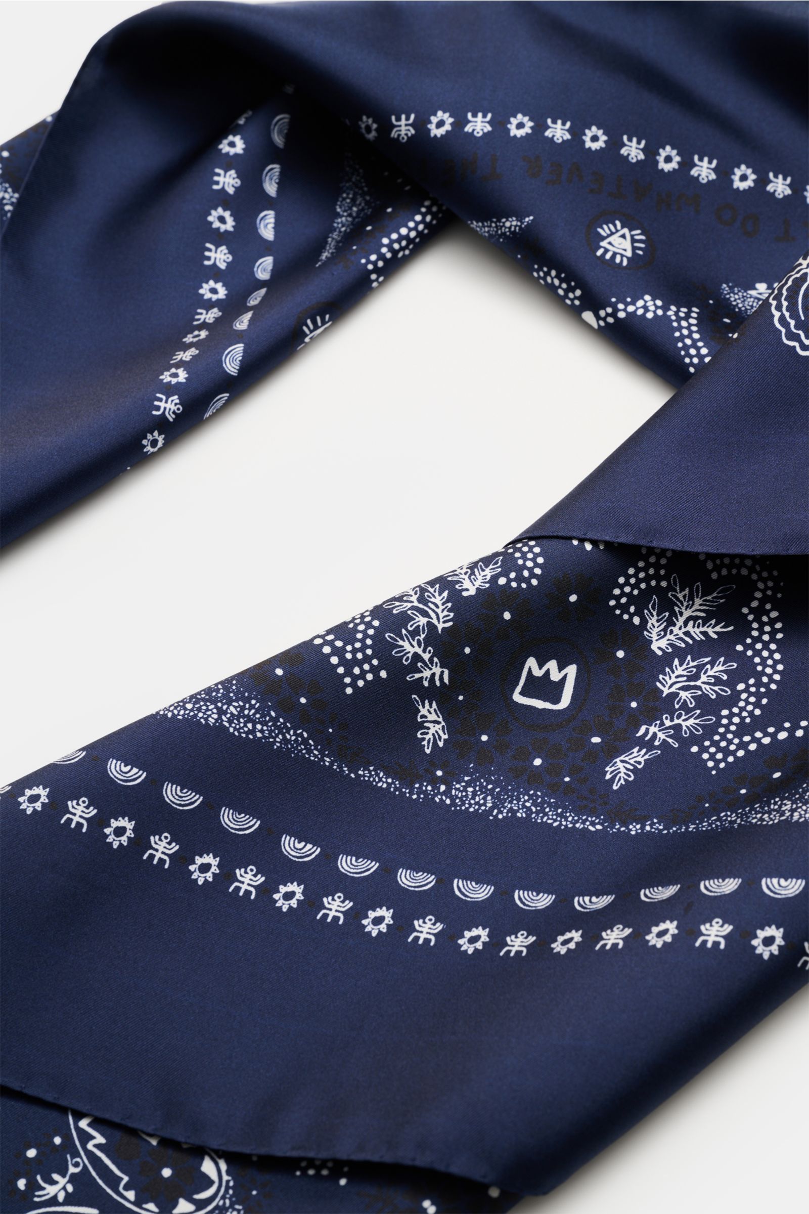 Close-up top view of Ace Denim Silk scarf navy/black/white patterned, showcasing its paisley design and smooth silk texture.

Additional description:  
Eye-catching for the warm season: The ACE DENIM silk scarf in a bandana design is a casual statement