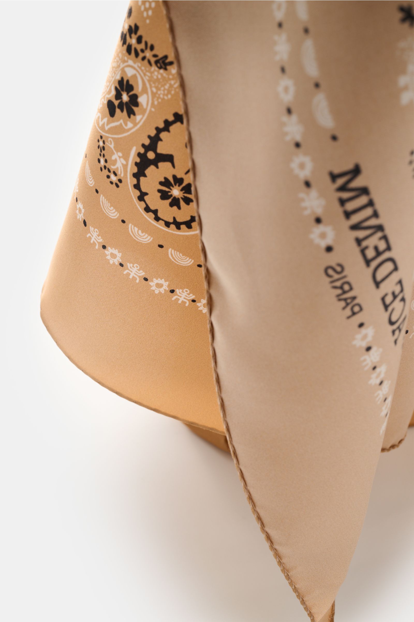 Close-up side view of the Ace Denim Silk scarf light brown/black/white patterned, showcasing its paisley design and soft silk texture.

Eye-catching for the warm season: The ACE DENIM silk scarf in a bandana design is a casual statement accessory for s