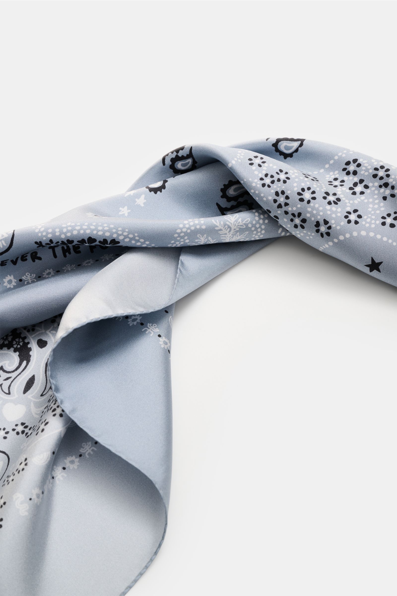 Twisted Ace Denim Silk scarf smoky blue/black/white patterned with paisley design, soft pure silk, photographed from a close-up top angle.

Eye-catching for the warm season: The ACE DENIM silk scarf in a bandana design is a casual statement accessory f