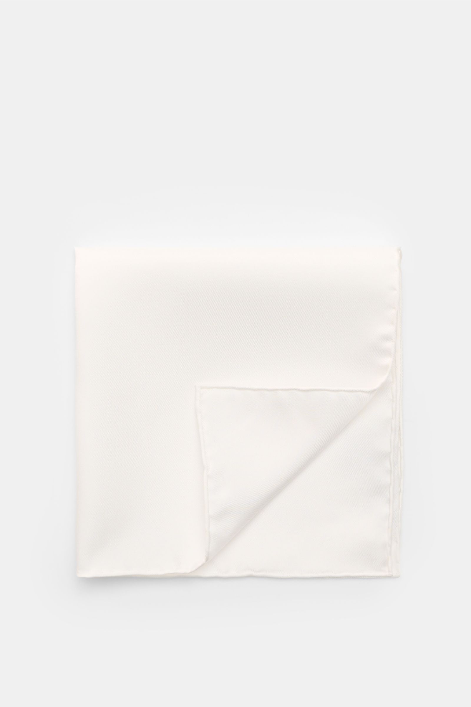 Top-down view of the Tom Ford Silk pocket square white, folded to show pure silk fabric, smooth feel, rolled edges, and subtle tonal TOM FORD print.

Description: 
A detail that makes all the difference: This exclusive pocket square by TOM FORD in pure