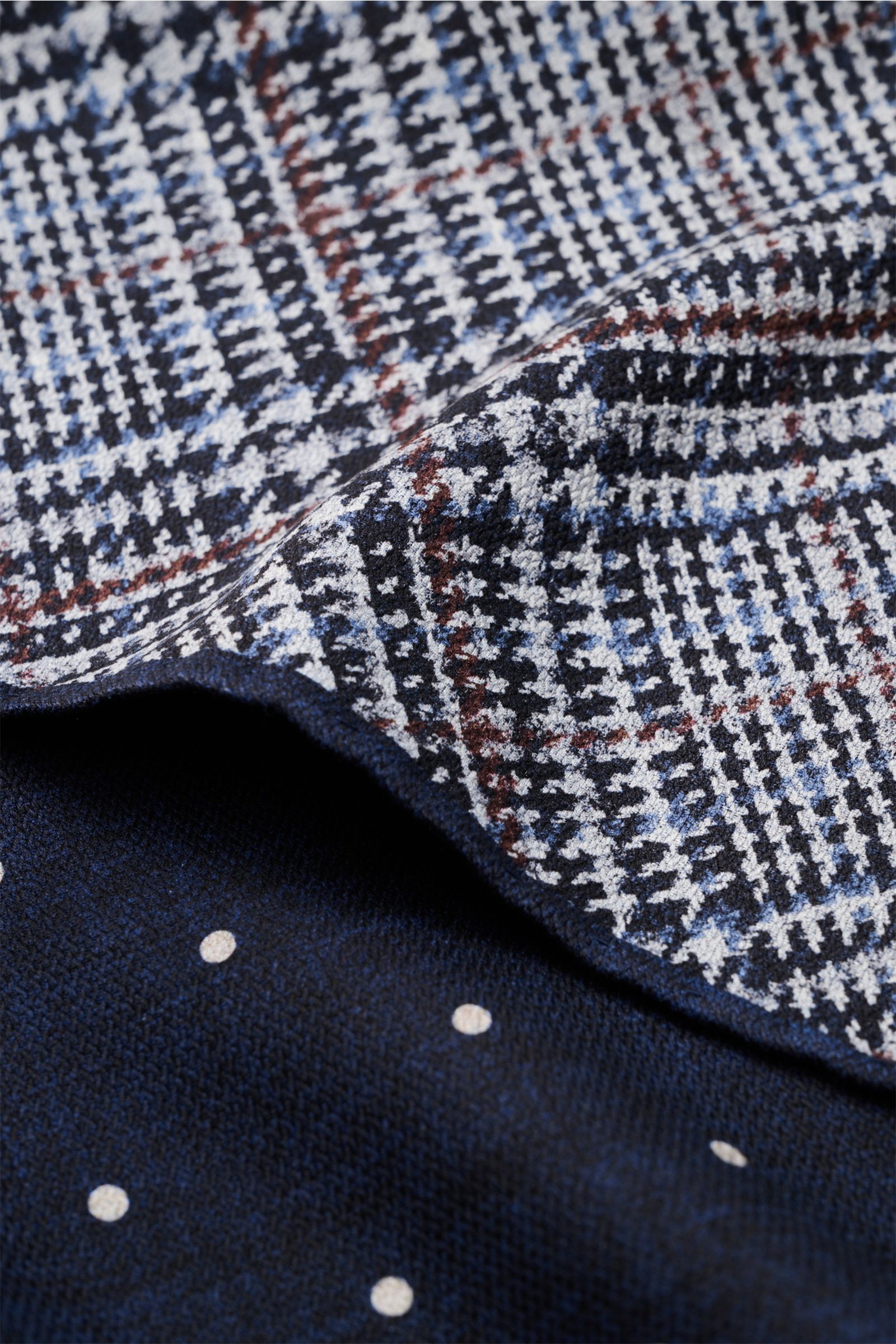 Close-up image of the Brunello Cucinelli Seiden-Einstecktuch bordeaux gestreift showing striped pattern and handrolled edges from a top angled perspective, featuring
- reine Seide
- geschmeidiger Griff
- Streifenmuster
- handrollierte Kanten
- Made in Ita