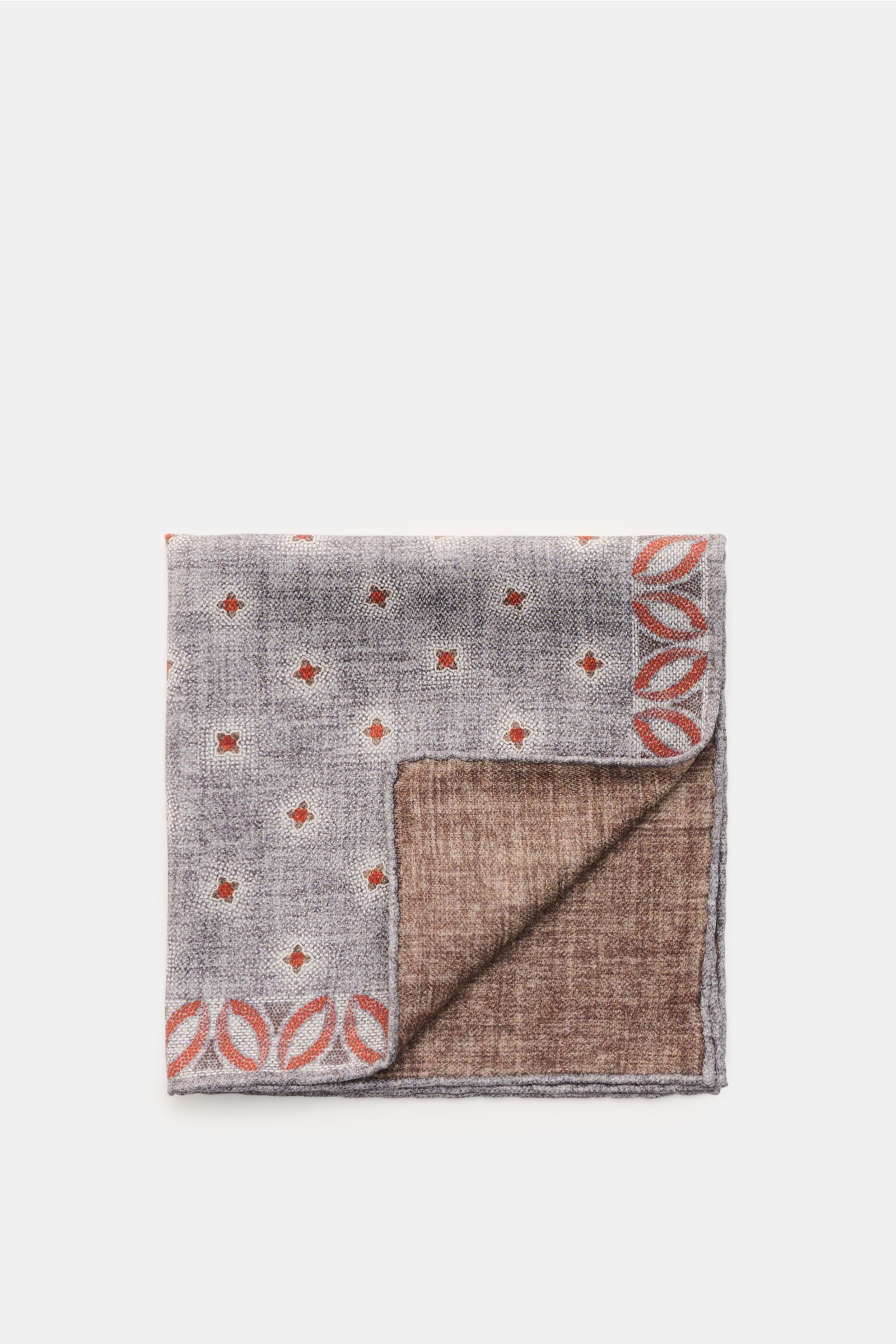 Top-down view of the folded Brunello Cucinelli Seiden-Einstecktuch grau/graubraun/rostbraun gemustert, a floral patterned silk pocket square with hand-rolled edges, made in Italy, measuring approx. 35 cm x 35 cm, featuring a smooth touch, reine Seide, ges