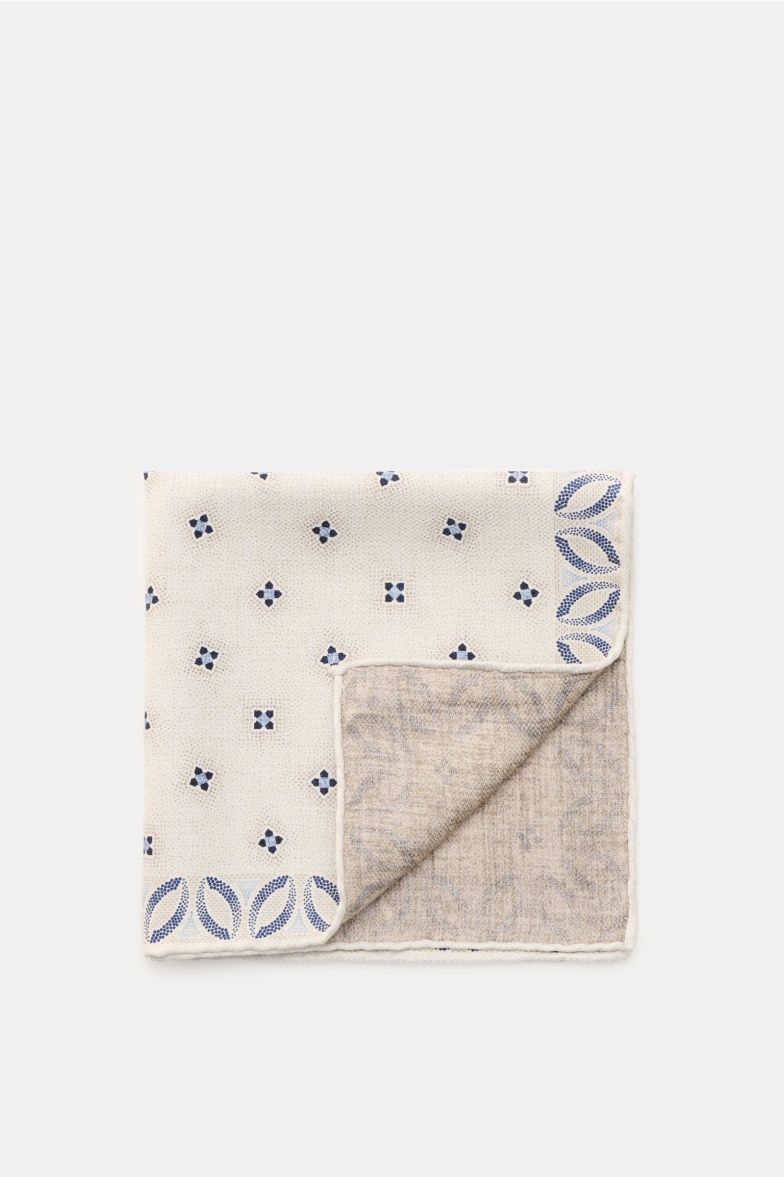 Brunello Cucinelli Seiden-Einstecktuch creme/sand/dunkelblau gemustert, folded flat, photographed from above, showing floral pattern, hand-rolled edges, reine Seide, geschmeidiger Griff, floral gemustert, handrollierte Kanten, Made in Italy, Maße: ca. 35 