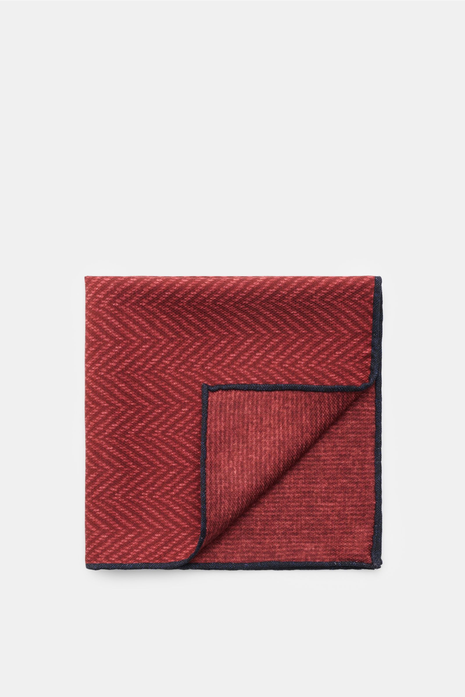 Front-facing view of the folded Brunello Cucinelli Seiden-Einstecktuch violett/hellgrau gemustert showing a red patterned silk pocket square with dark rolled edges. Features: 
- reine Seide
- geschmeidiger Griff
- Webmuster
- handrollierte Kanten
- Made i