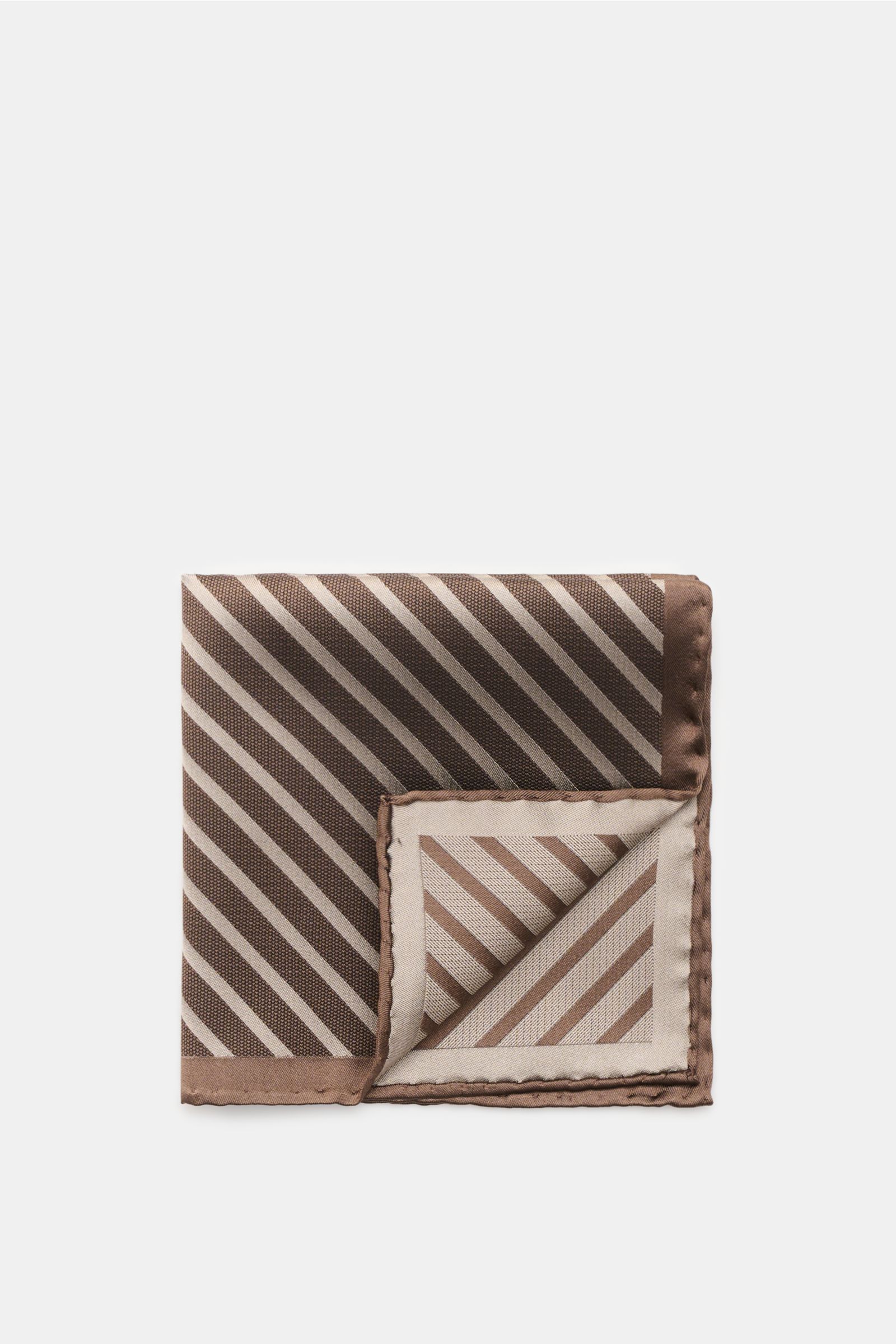 Brunello Cucinelli Seiden-Einstecktuch dunkelbraun/taupe gestreift shown from above, folded to reveal striped pattern, made of reine Seide, geschmeidiger Griff, Streifenmuster, handrollierte Kanten, Made in Italy, Maße: ca. 35 cm x 35 cm.