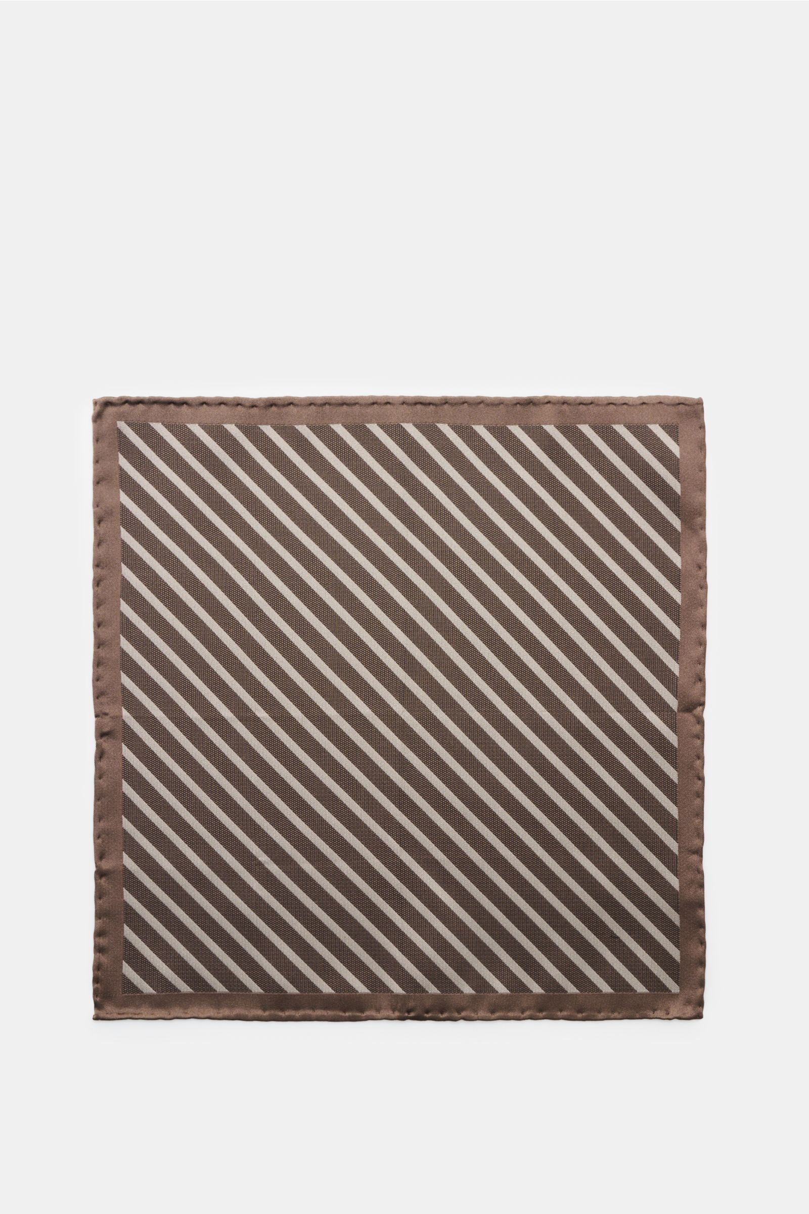 Brunello Cucinelli Seiden-Einstecktuch dunkelbraun/taupe gestreift shown from above, featuring reine Seide, geschmeidiger Griff, Streifenmuster, handrollierte Kanten, Made in Italy, Maße: ca. 35 cm x 35 cm.