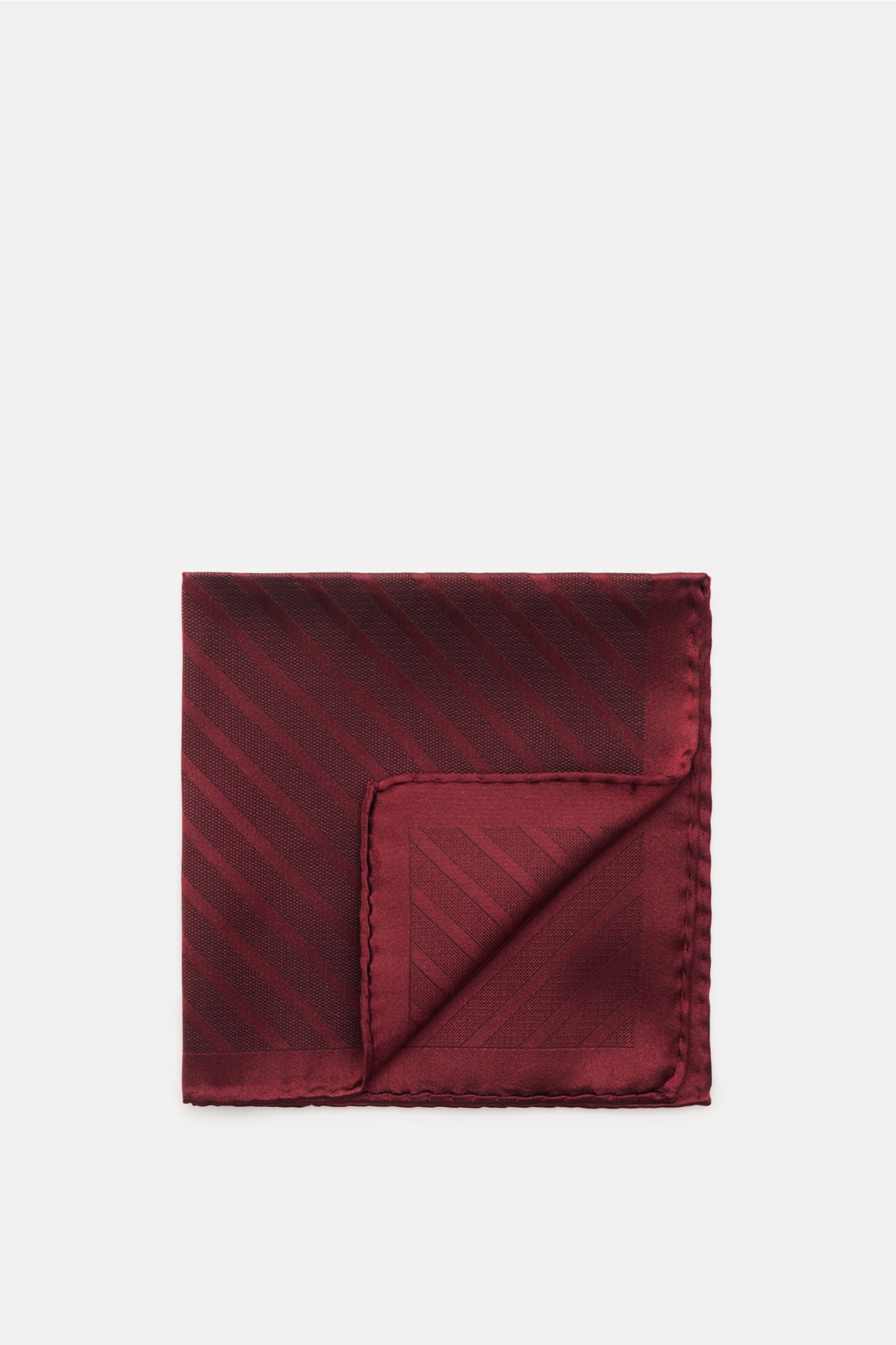 Brunello Cucinelli Seiden-Einstecktuch bordeaux gestreift photographed from above, showing folded corner, reine Seide, geschmeidiger Griff, Streifenmuster, handrollierte Kanten, Made in Italy, Maße: ca. 35 cm x 35 cm.