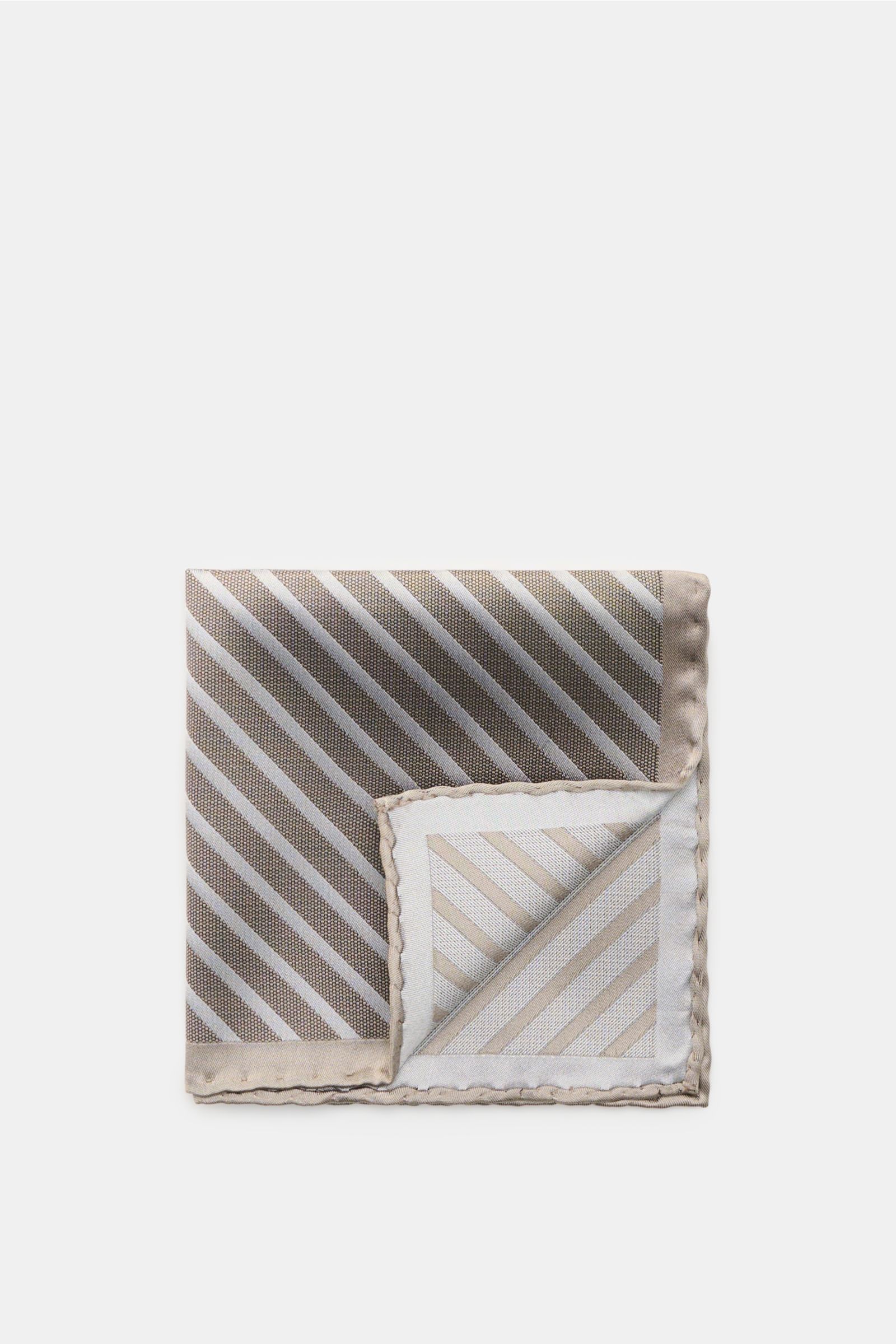 Folded Brunello Cucinelli Seiden-Einstecktuch bordeaux gestreift with striped pattern, hand-rolled edges, shown from top view, reine Seide, geschmeidiger Griff, Streifenmuster, handrollierte Kanten, Made in Italy, Maße: ca. 35 cm x 35 cm.