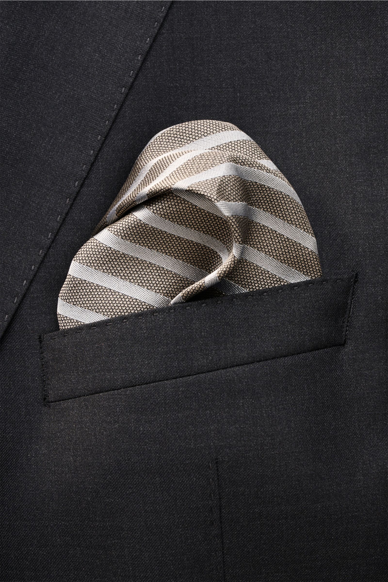 Brunello Cucinelli Seiden-Einstecktuch bordeaux gestreift shown from close-up front perspective in black jacket pocket, reine Seide, geschmeidiger Griff, Streifenmuster, handrollierte Kanten, Made in Italy, Maße: ca. 35 cm x 35 cm.