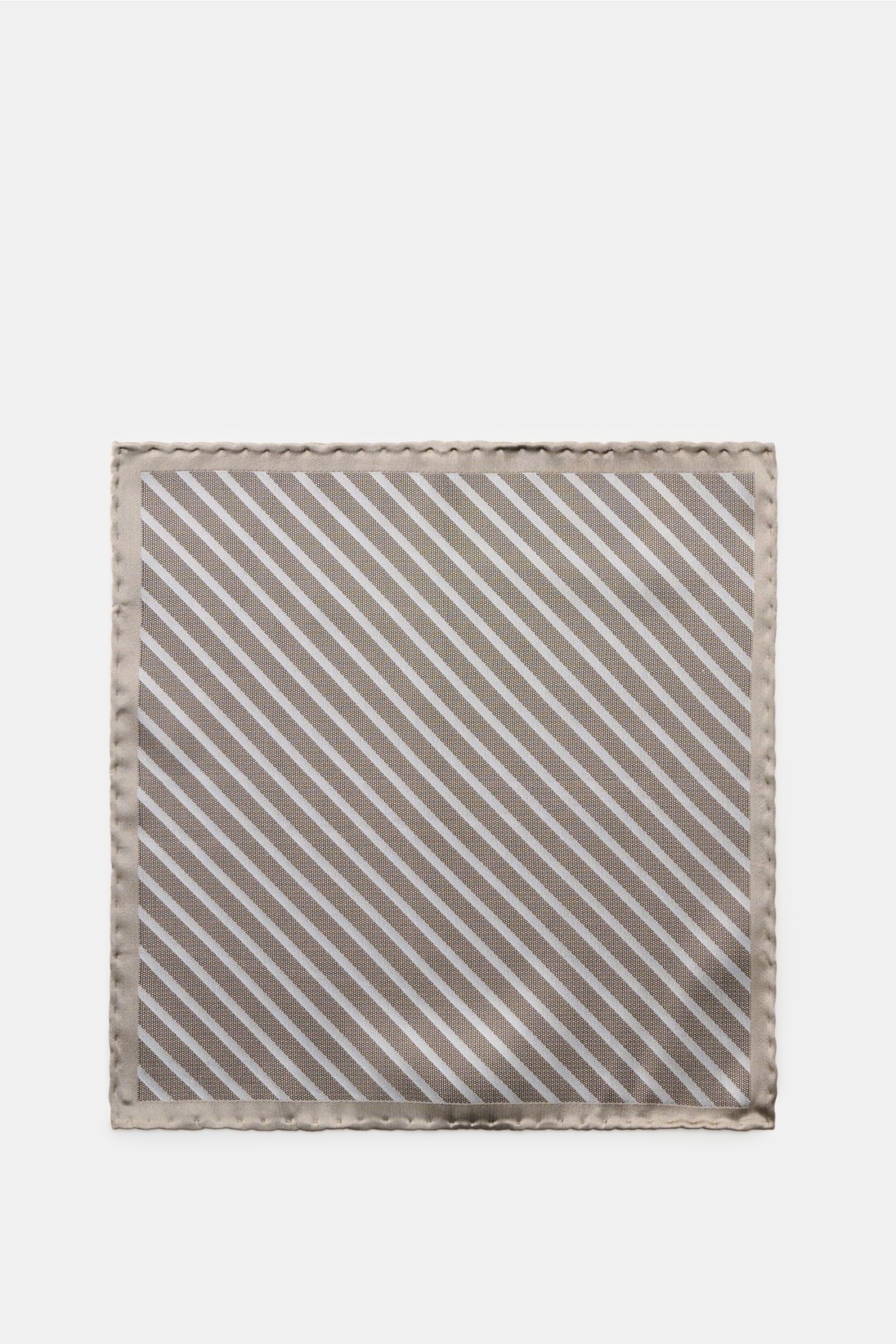 Brunello Cucinelli Seiden-Einstecktuch bordeaux gestreift shown from above, featuring reine Seide, geschmeidiger Griff, Streifenmuster, handrollierte Kanten, Made in Italy, Maße: ca. 35 cm x 35 cm.