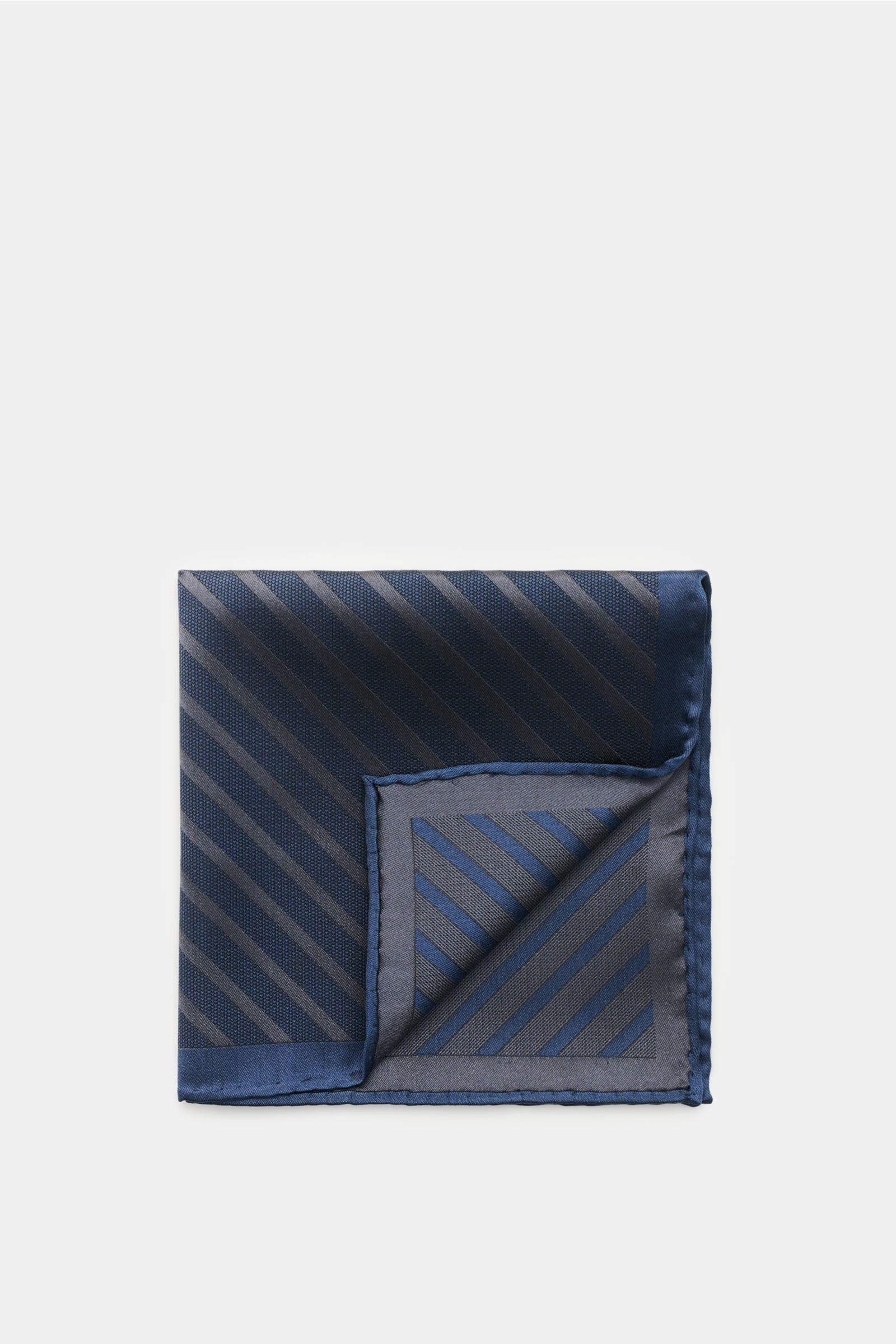 Front-facing view of a folded Brunello Cucinelli Seiden-Einstecktuch navy/dunkelgrau gestreift pocket square showing navy and dark gray diagonal stripes, hand-rolled edges, made of pure silk with a smooth feel, made in Italy, measuring approx. 35 cm x 35 