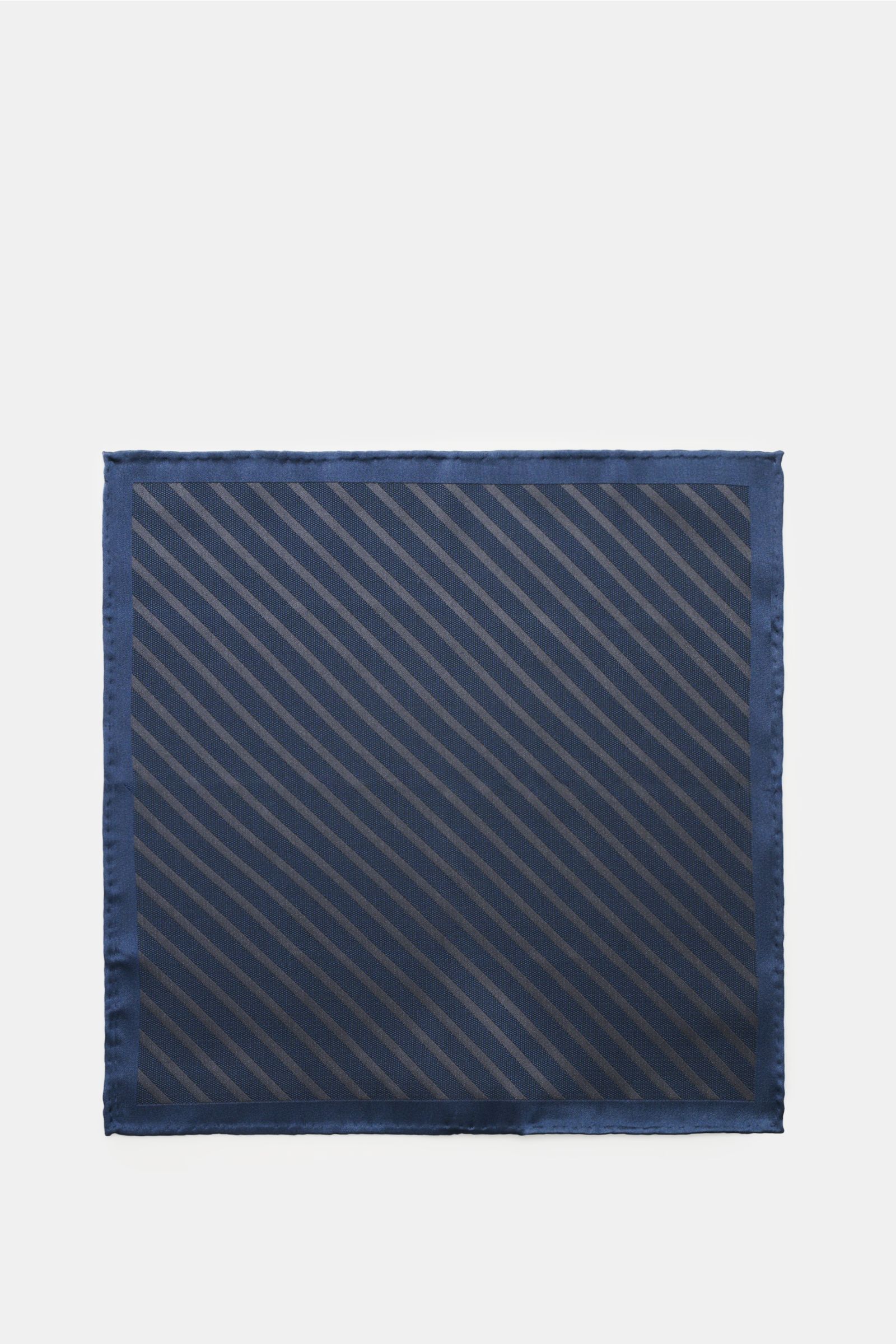 Brunello Cucinelli Seiden-Einstecktuch navy/dunkelgrau gestreift shown from above, made of reine Seide, geschmeidiger Griff, Streifenmuster, handrollierte Kanten, Made in Italy, Maße: ca. 35 cm x 35 cm.