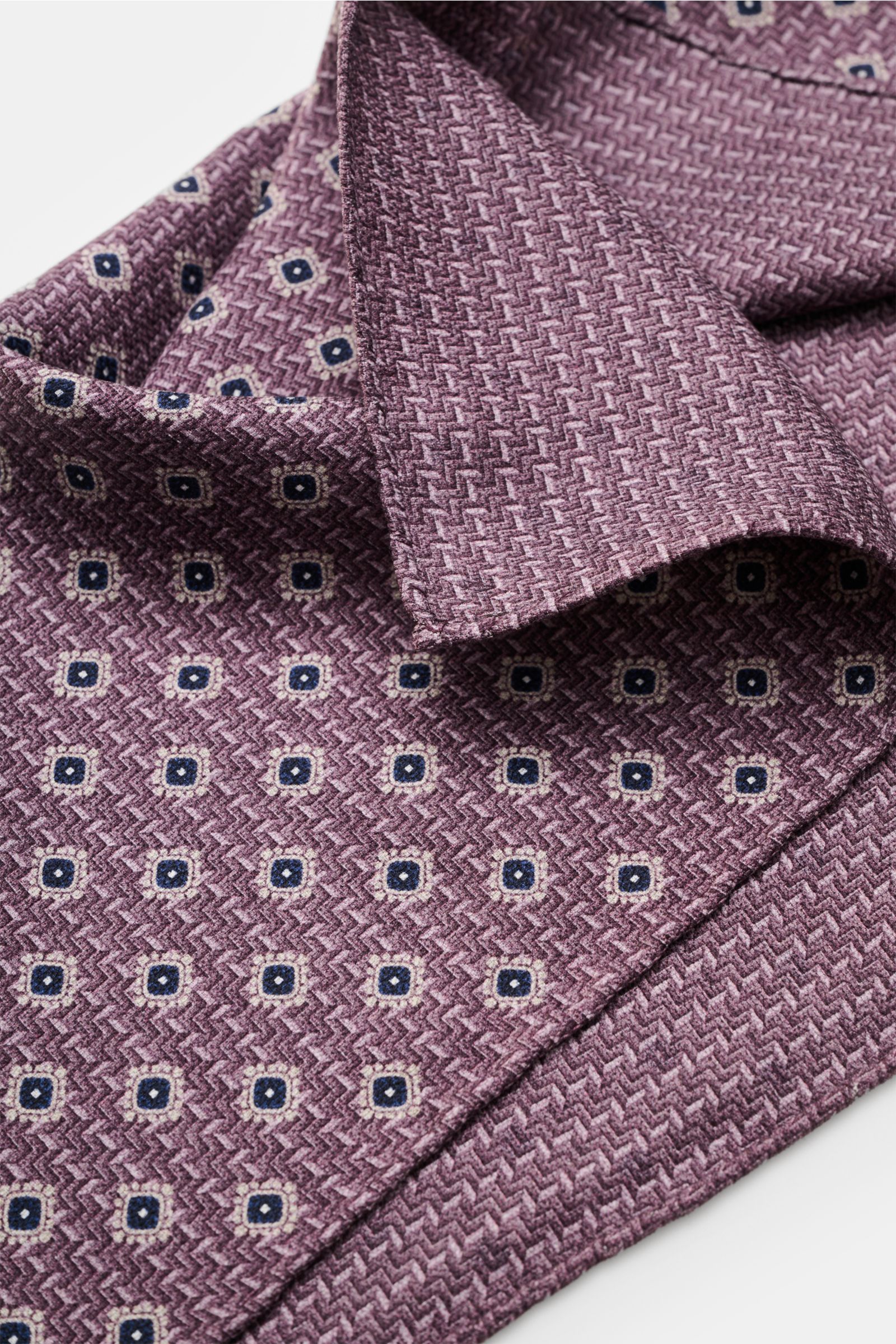 Brunello Cucinelli Seiden-Einstecktuch navy/rauchblau gepunktet shown from a close-up angled top view, pure silk, smooth feel, dotted pattern, hand-rolled edges, Made in Italy, approx. 35 cm x 35 cm.