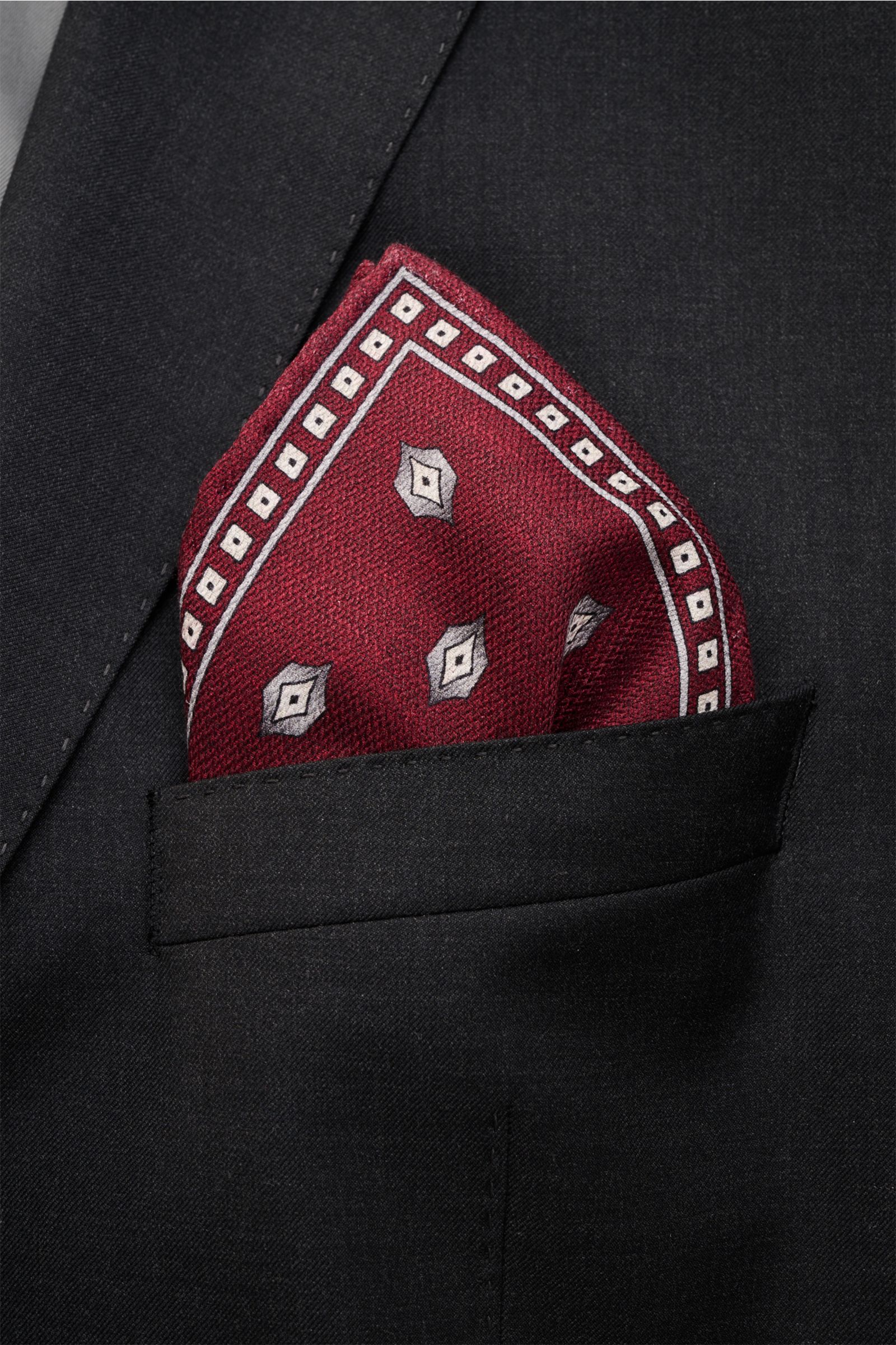 Close-up front view of a dark suit jacket pocket with a folded Brunello Cucinelli Seiden-Einstecktuch graugrün/grau gemustert. Features: 

reine Seide
geschmeidiger Griff
handrollierte Kanten
Made in Italy
Maße: