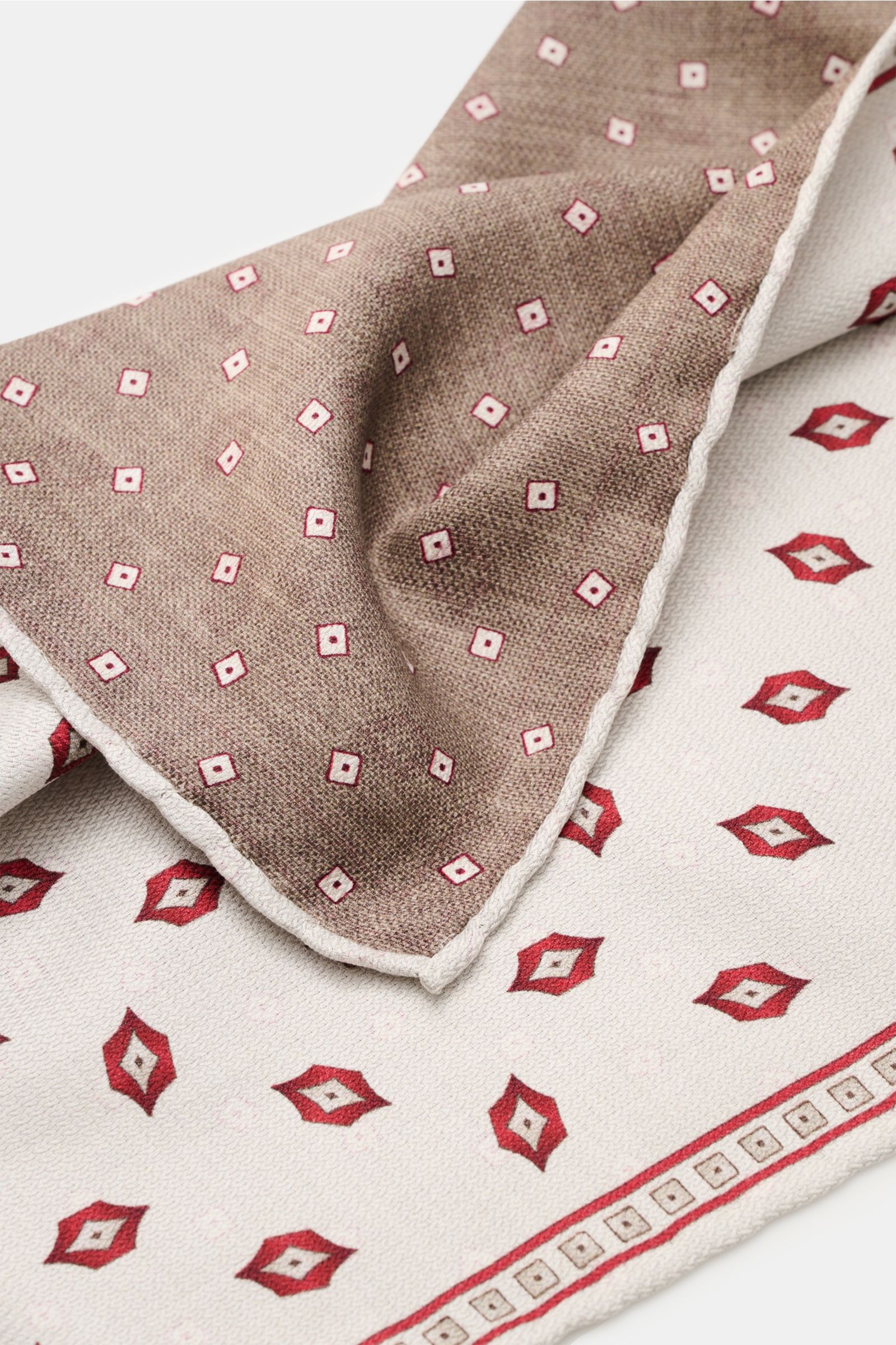 Brunello Cucinelli Seiden-Einstecktuch braun/rot/off-white gemustert shown from a close top angle, made of reine Seide, geschmeidiger Griff, handrollierte Kanten, Made in Italy, Maße: ca. 35 cm x 35 cm.