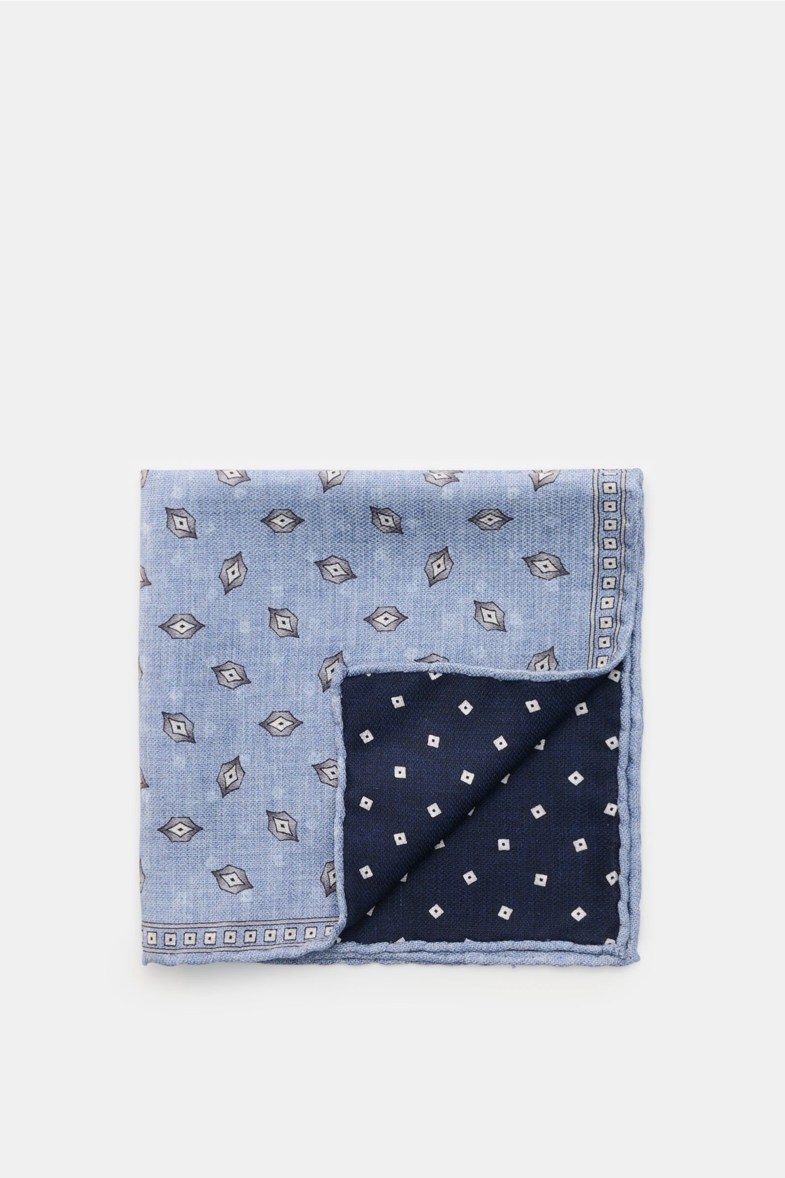 Brunello Cucinelli Seiden-Einstecktuch rauchblau/blau/grau gemustert, front view folded, reine Seide, geschmeidiger Griff, handrollierte Kanten, Made in Italy, Maße: ca. 35 cm x 35 cm