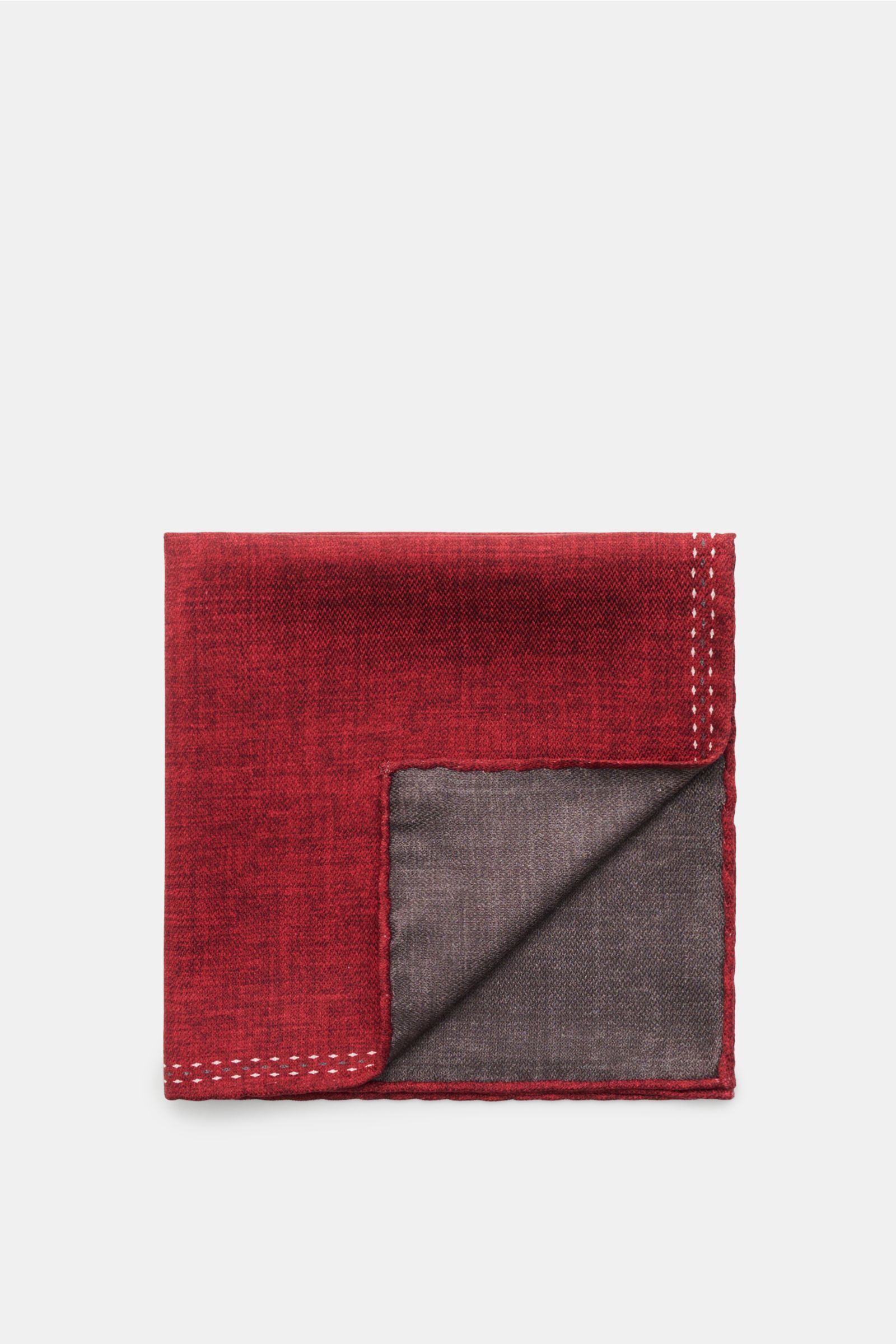 Brunello Cucinelli Seiden-Einstecktuch dunkelrot/dunkelgrau, folded flat with one corner turned, showing handrolled edges, made of pure silk, soft touch, Made in Italy, size approx. 35 cm x 35 cm.  

reine Seide
geschmeidiger Griff

