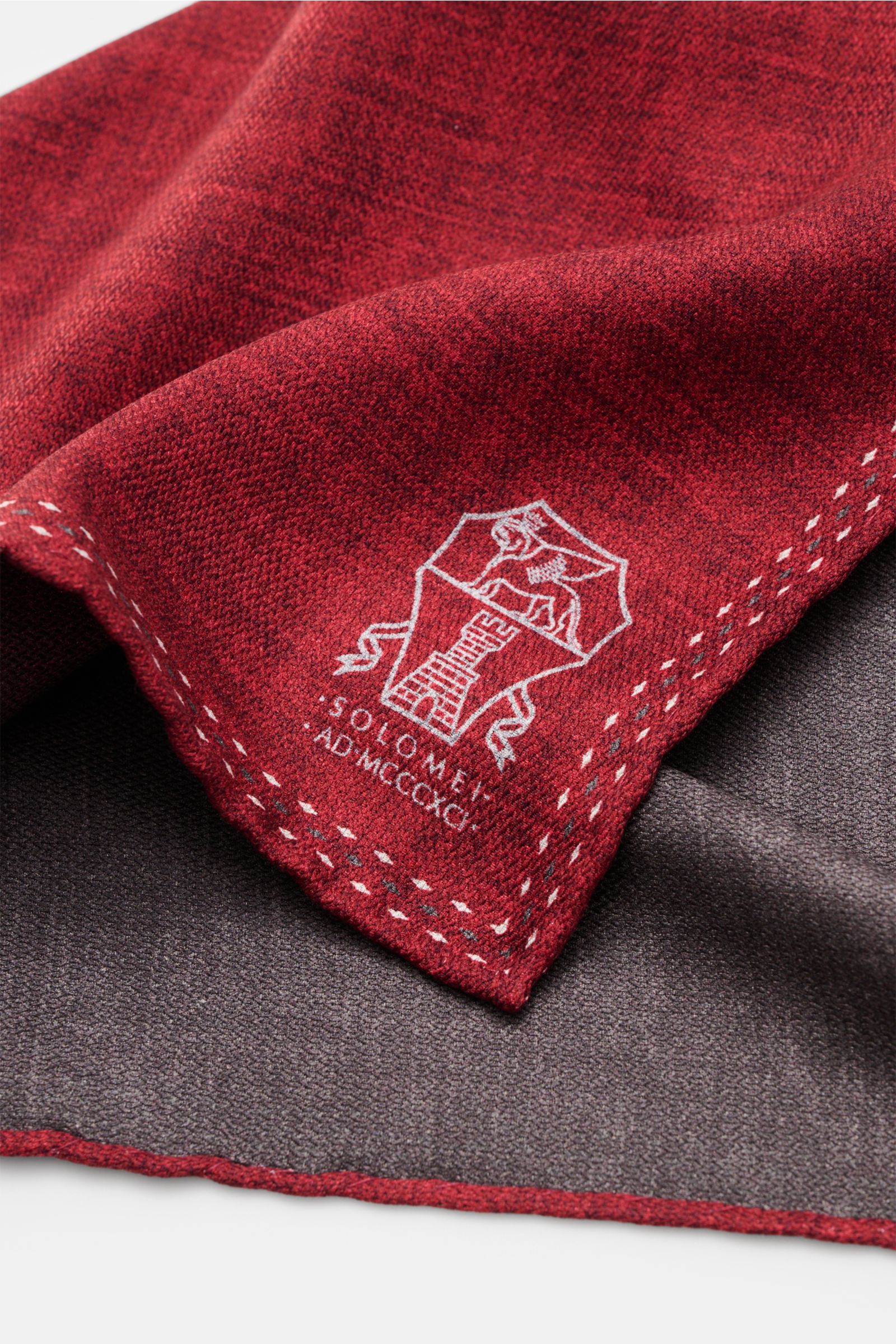 Brunello Cucinelli Seiden-Einstecktuch dunkelrot/dunkelgrau shown close-up from above, highlighting fine texture and handrolled edges.  

reine Seide
geschmeidiger Griff
handrollierte Kanten
Made in Italy
Maße: 