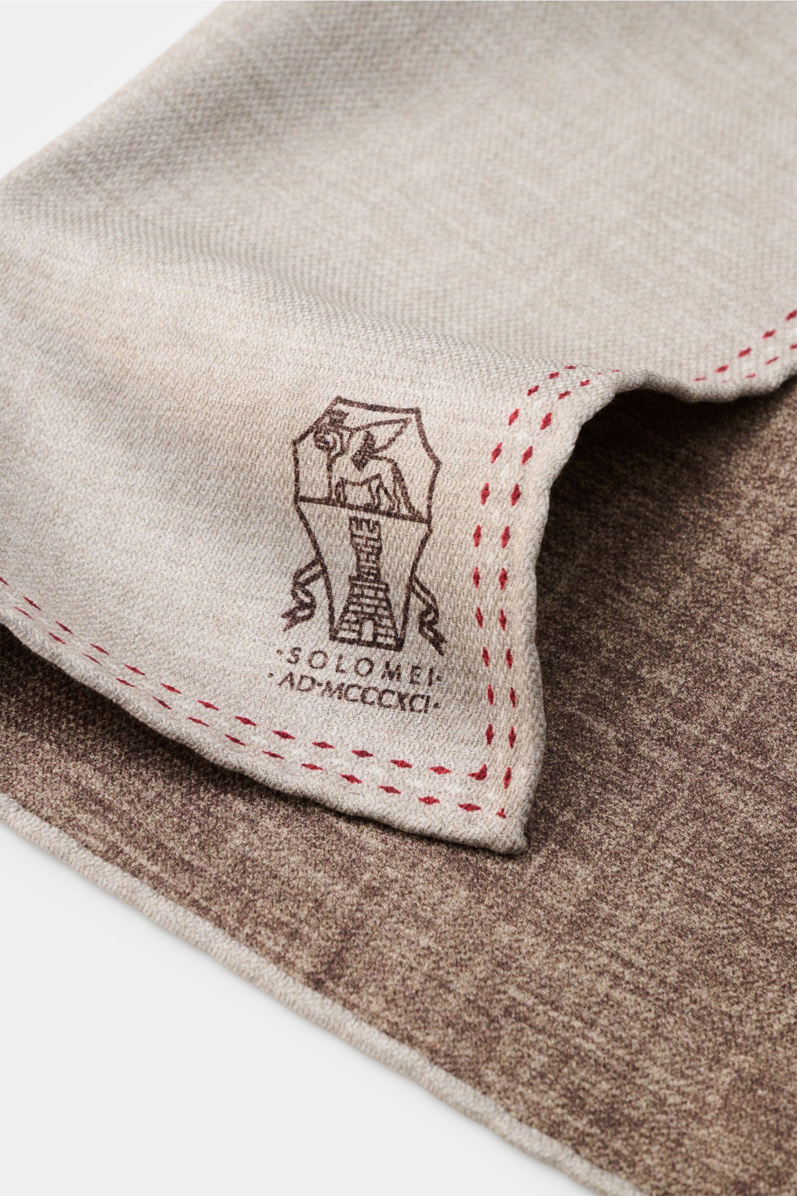 Brunello Cucinelli Seiden-Einstecktuch grau/braun meliert shown from a close-up, angled top view with logo, red hand-rolled edges, and soft texture; reine Seidegeschmeidiger Griffhandrollierte KantenMade in Italy