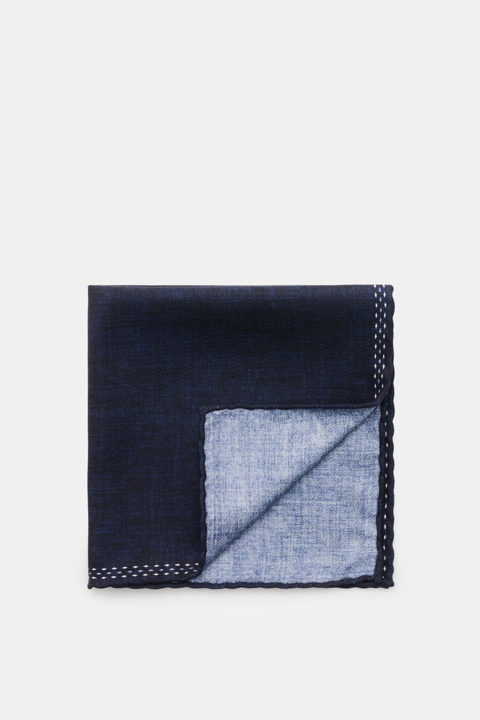 Brunello Cucinelli Seiden-Einstecktuch navy/blau meliert folded, top-down view showing navy front and lighter blue reverse, reine Seide, geschmeidiger Griff, handrollierte Kanten, Made in Italy, Maße: ca. 35 cm x 35 cm