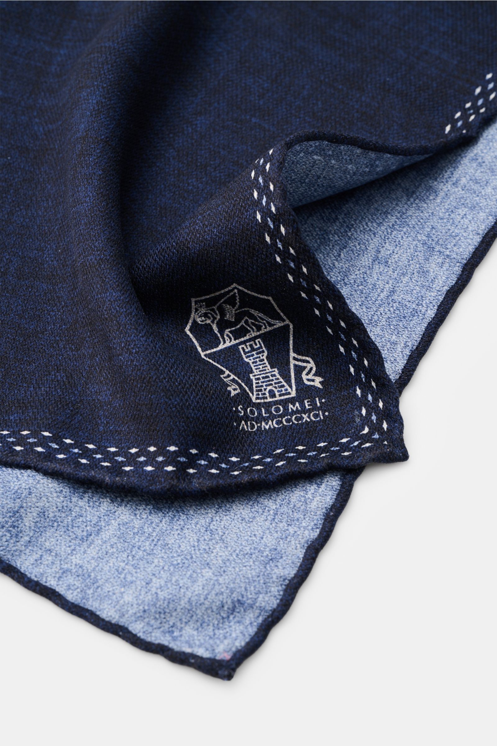 Close-up top view of the Brunello Cucinelli Seiden-Einstecktuch navy/blau meliert showing folded edges with hand-rolled seams. Features pure silk, smooth touch, hand-rolled edges, Made in Italy, size approx. 35 cm x 35 cm.