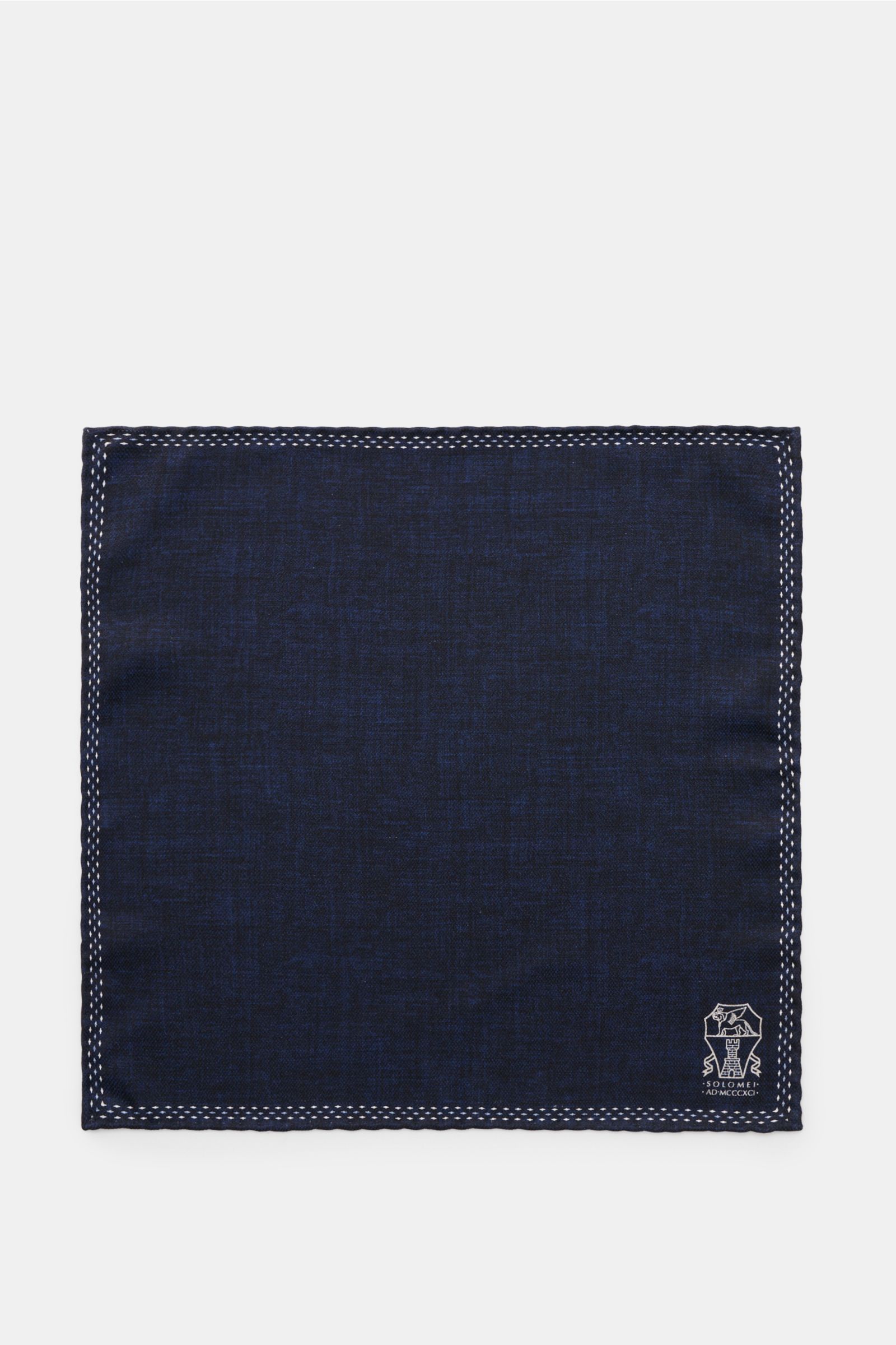 Brunello Cucinelli Seiden-Einstecktuch navy/blau meliert, top-down view of pure silk pocket square with smooth touch, hand-rolled edges, Made in Italy, size approx. 35 cm x 35 cm, detailed stitching and logo in corner.  
  
reine Seide  
