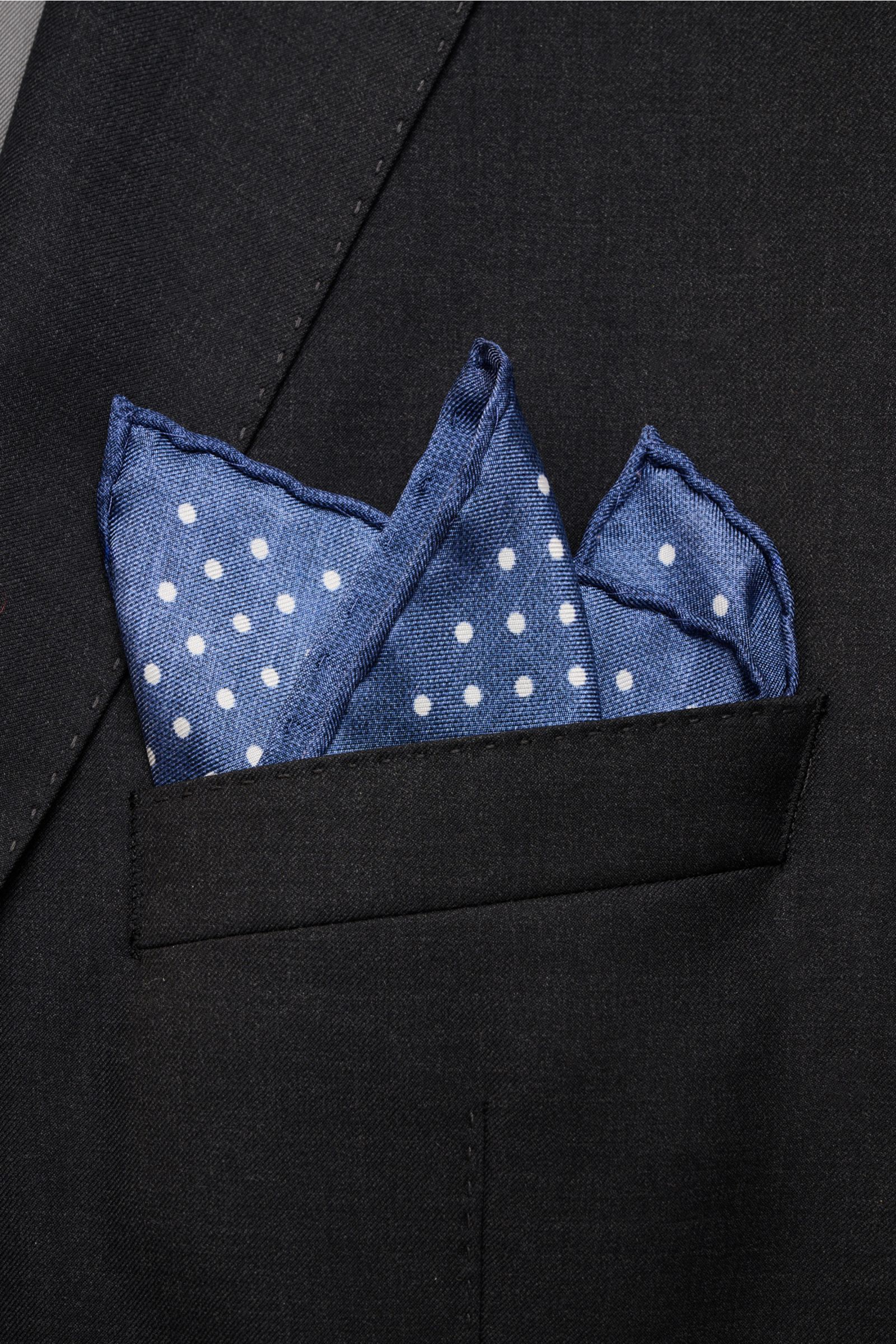 Rosi Collection Seiden-Einstecktuch 'Silk' dunkelblau/weiß gepunktet, reine Seide, softer Griff, rollierte Kanten, Made in Italy, ca. 31x31 cm, frontale Nahaufnahme in Sakkotasche.