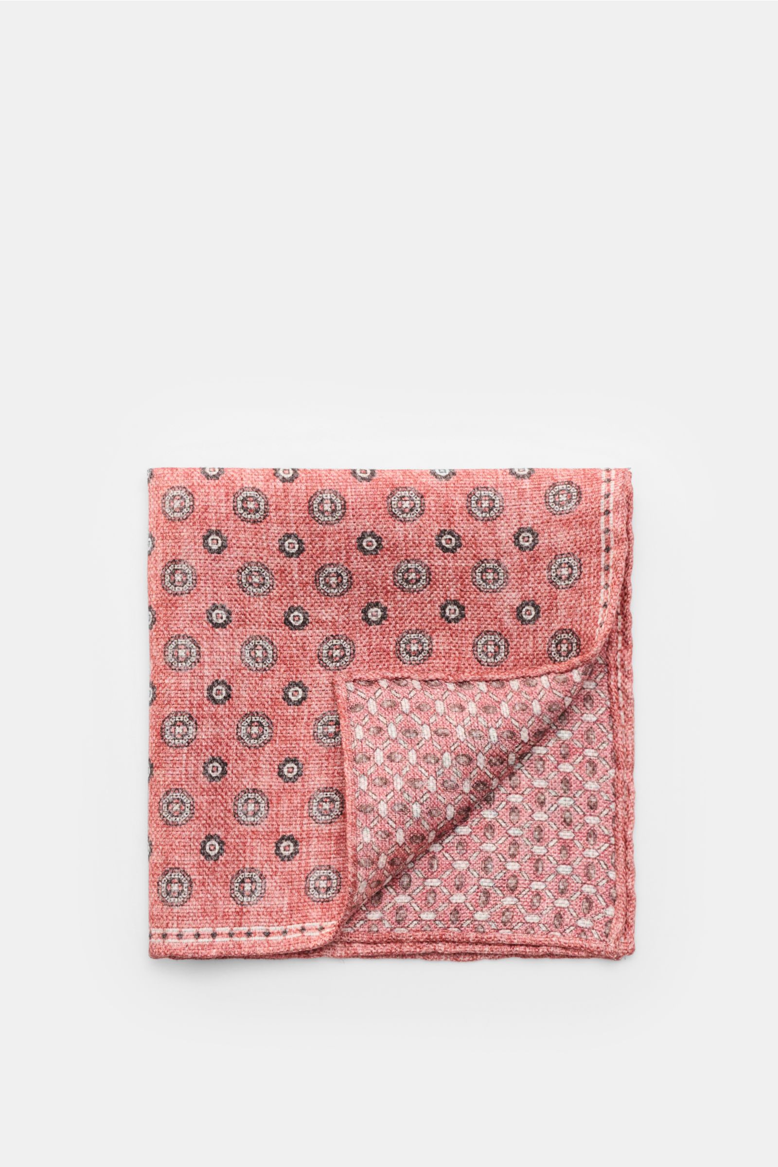 Rosi Collection Einstecktuch 'Joy' hellrot/weiß/schwarz gemustert, floral, aus Seide und Leinen, von oben fotografiert, mit rollierten Kanten, Maße 31x31 cm.