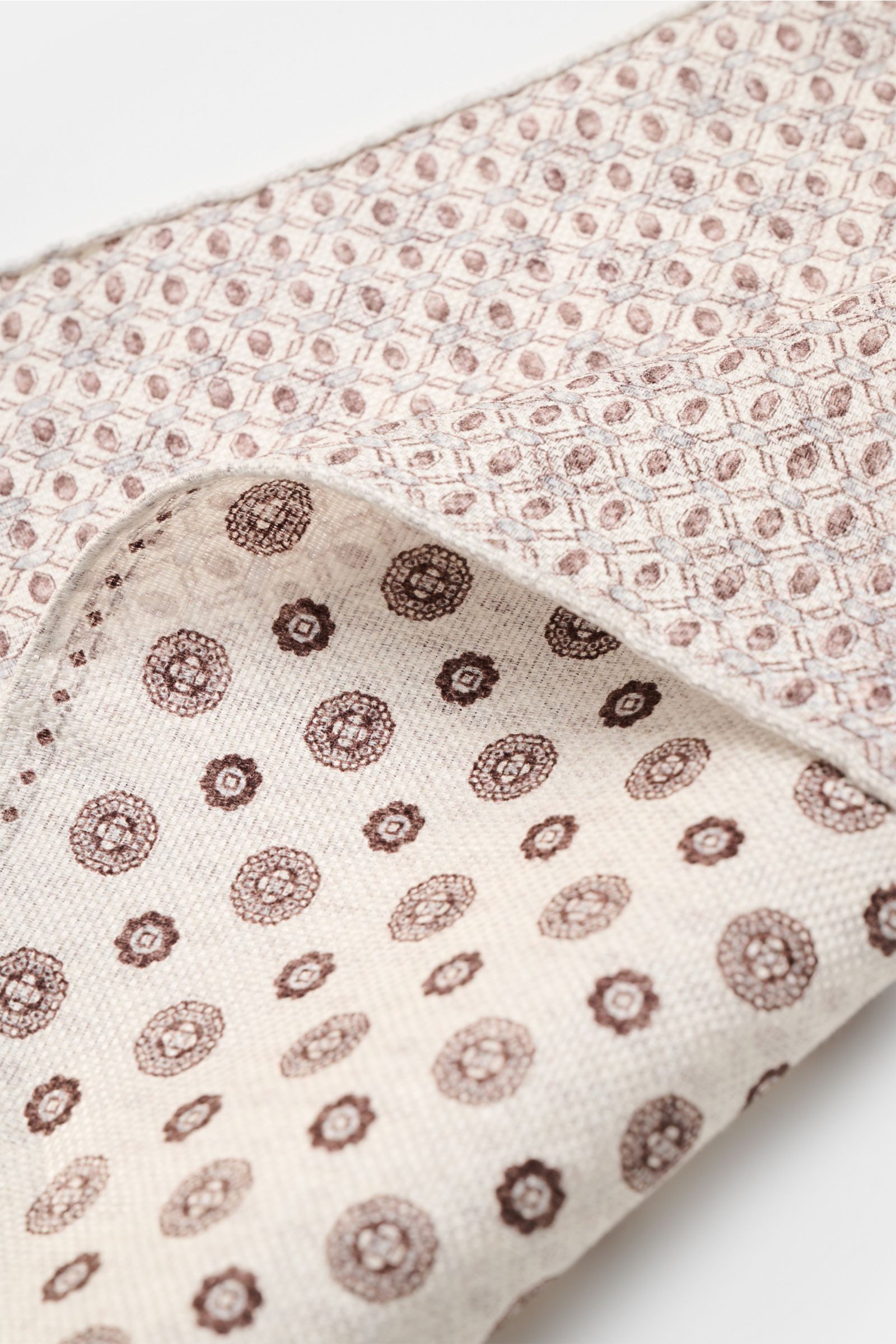 Rosi Collection Einstecktuch 'Joy' offwhite/dunkelbraun gemustert, florales Retro-Muster, Seide-Leinen, Vorder- und Rückseite, rollierte Kanten, Made in Italy, ca. 31x31 cm, Detailfoto schräg von oben.