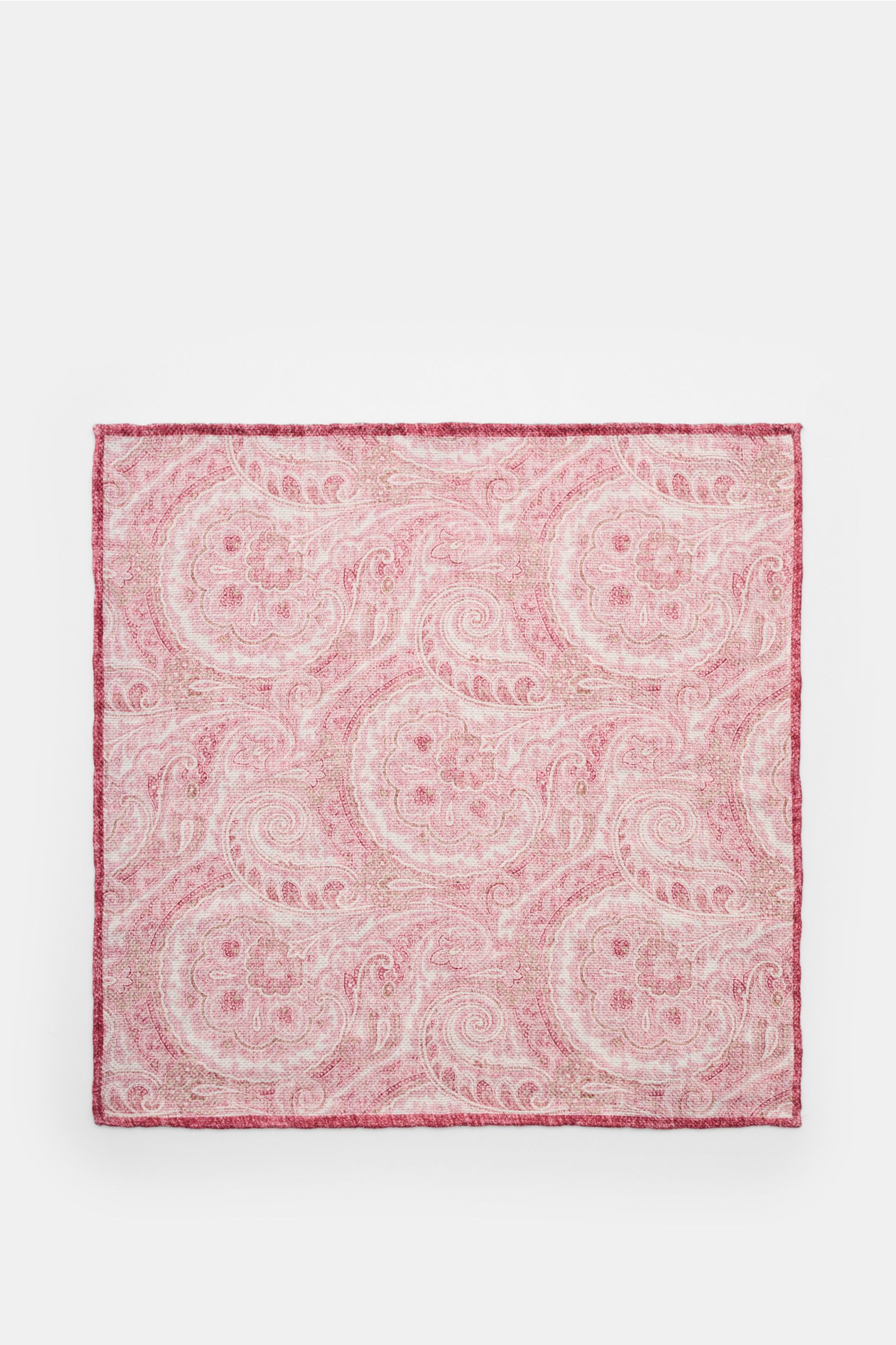 Top view of Rosi Collection Einstecktuch 'Joy' magenta/altrosa/weiß gemustert pocket square with modern paisley pattern, silk and linen blend.

Description: Eleganter Eyecatcher: Mit seinem modernen Paisley-Muster wird das Einstecktuch von ROSI COLLECT