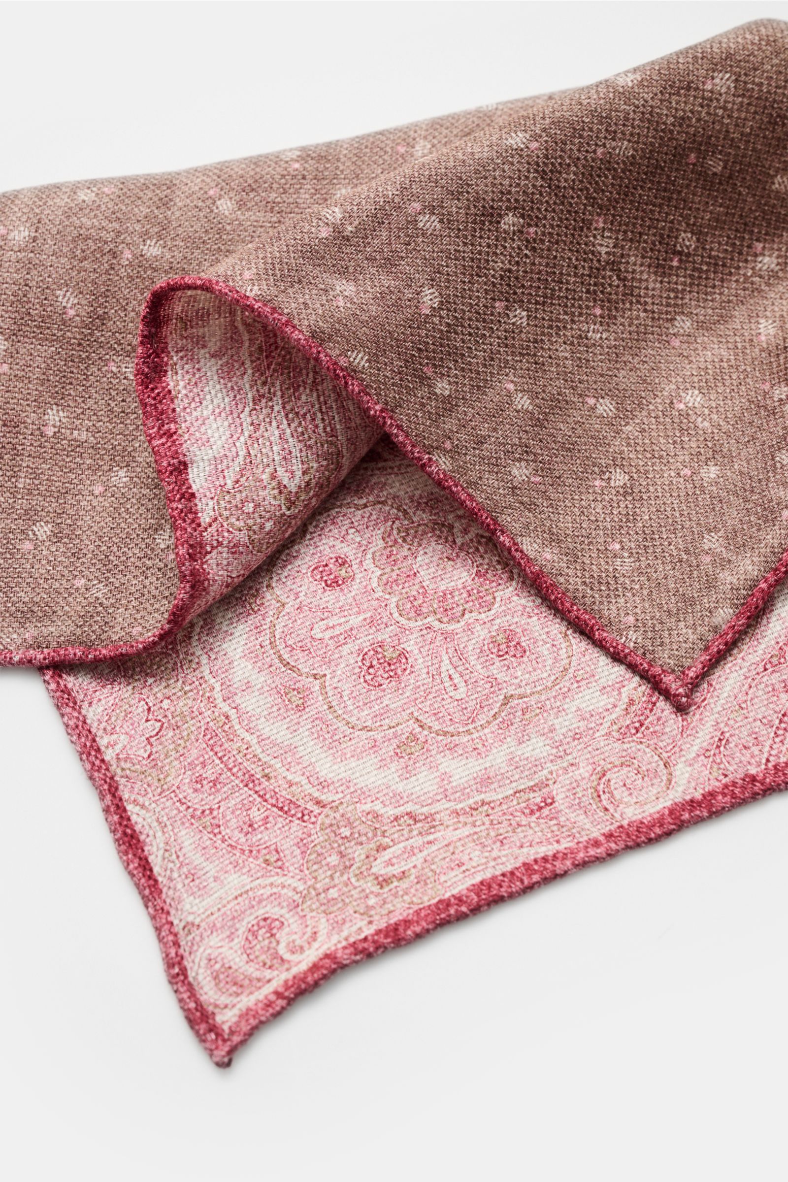 Alt tag (125 characters max):  
Rosi Collection Einstecktuch 'Joy' magenta/altrosa/weiß gemustert, folded showing both sides, detailed paisley and small pattern.

Additional description:  
Eleganter Eyecatcher: Mit seinem modernen Paisley-Muster wird d