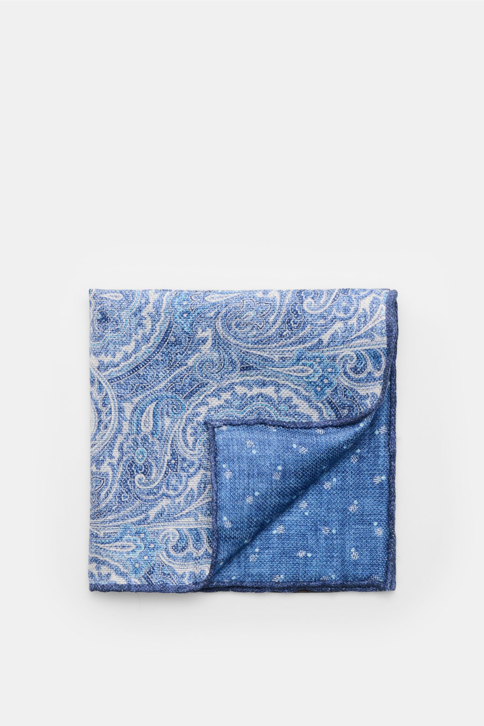 Top-down view of the folded Rosi Collection Einstecktuch 'Joy' dunkelblau/weiß/hellblau gemustert pocket square showing its modern paisley and dotted patterns on silk-linen blend fabric.

Description:  
Eleganter Eyecatcher: Mit seinem modernen Paisley