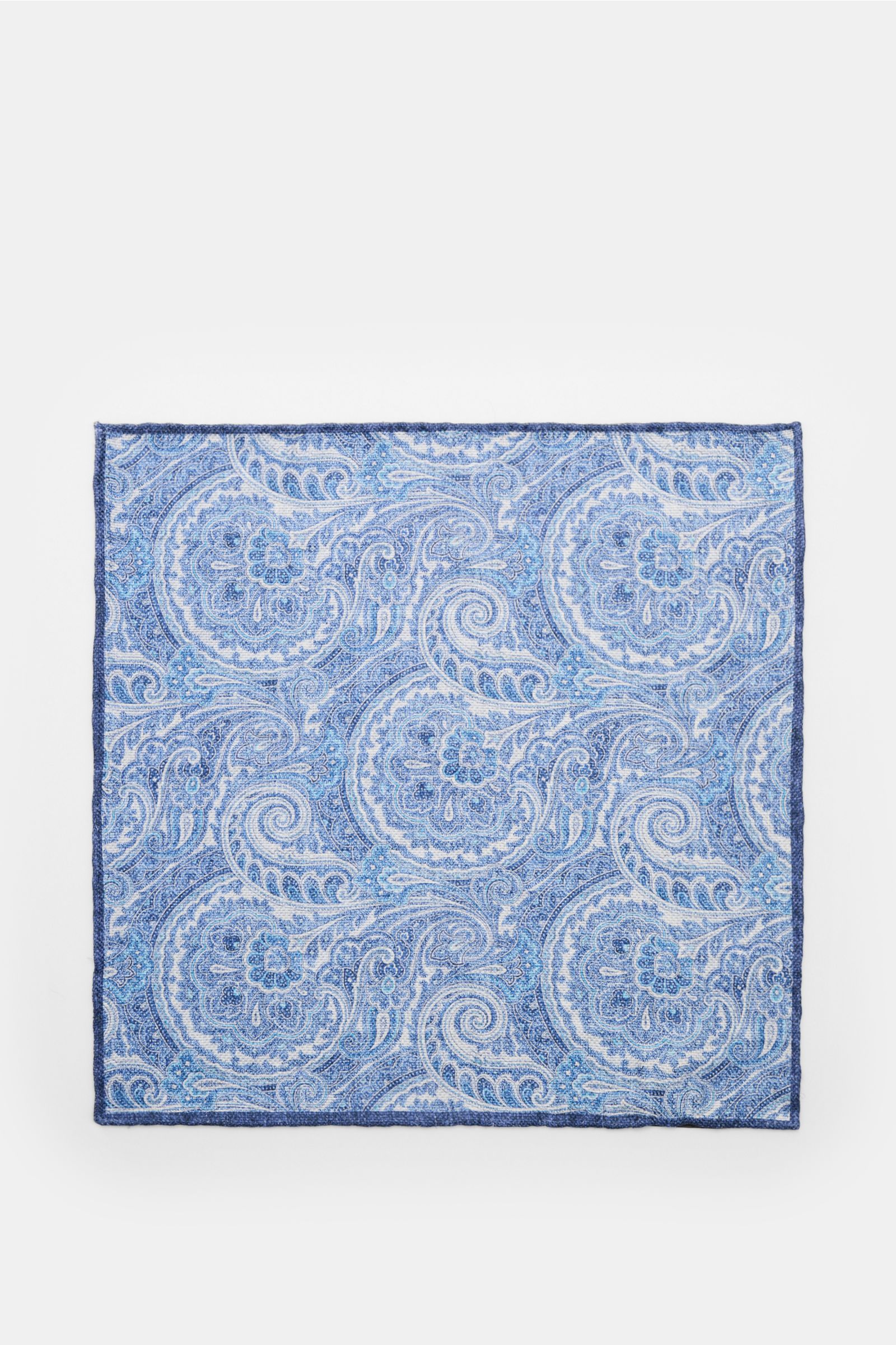 Rosi Collection Einstecktuch 'Joy' dunkelblau/weiß/hellblau gemustert, square pocket square with paisley pattern, top-down view.

Eleganter Eyecatcher: Mit seinem modernen Paisley-Muster wird das Einstecktuch von ROSI COLLECTION zum hochwertigen Access