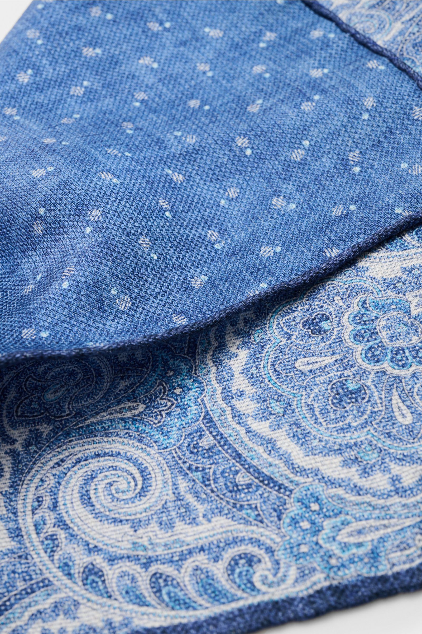 Close-up angled view of Rosi Collection Einstecktuch 'Joy' dunkelblau/weiß/hellblau gemustert showing front dotted and back paisley patterns.

Eleganter Eyecatcher: Mit seinem modernen Paisley-Muster wird das Einstecktuch von ROSI COLLECTION zum hochwe
