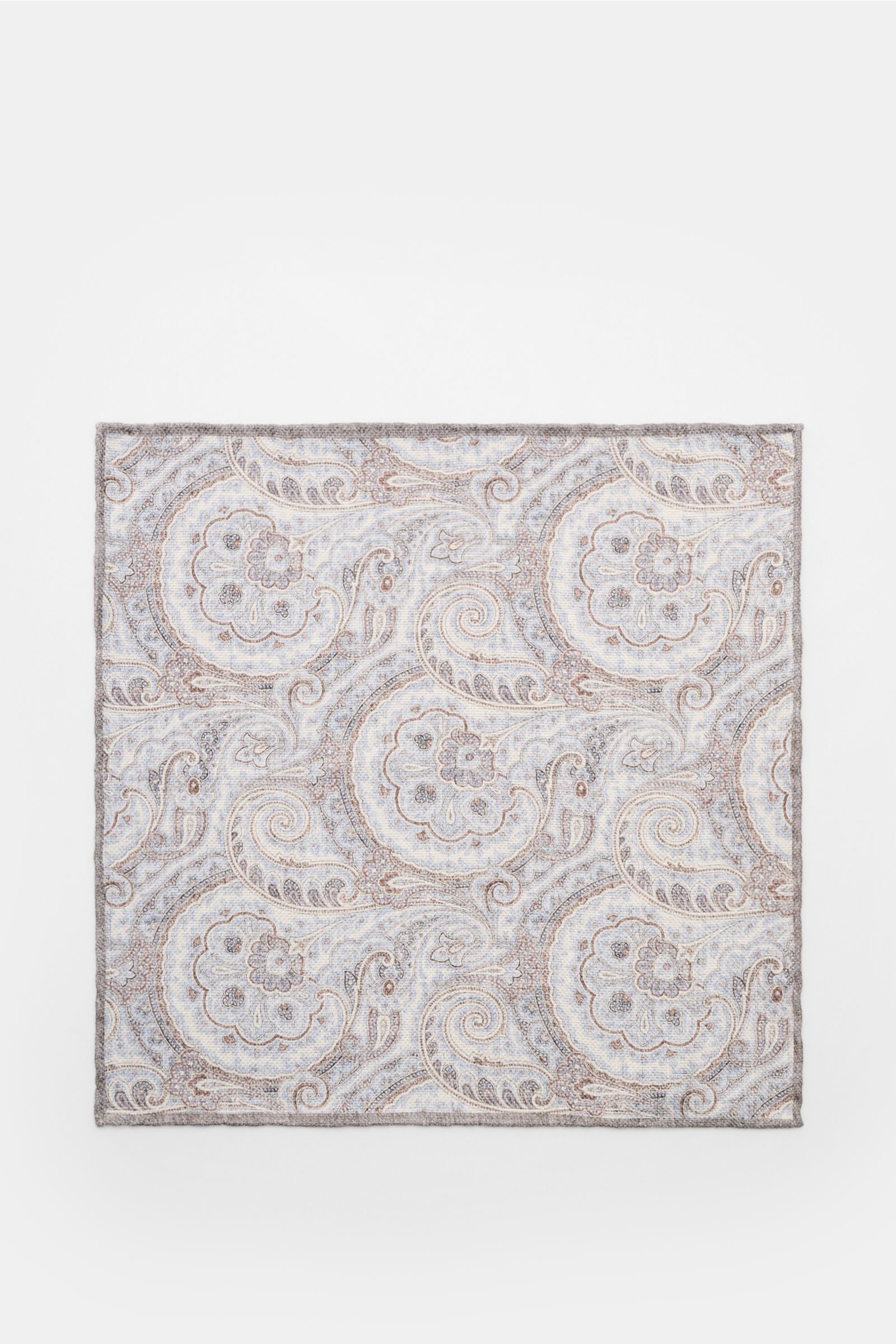 Alt tag (124 characters):
Rosi Collection Einstecktuch 'Joy' rauchblau/weiß/braun gemustert, paisley pattern, flat lay top view, silk-linen mix

Description:
Eleganter Eyecatcher: Mit seinem modernen Paisley-Muster wird das Einstecktuch von ROSI COLLEC