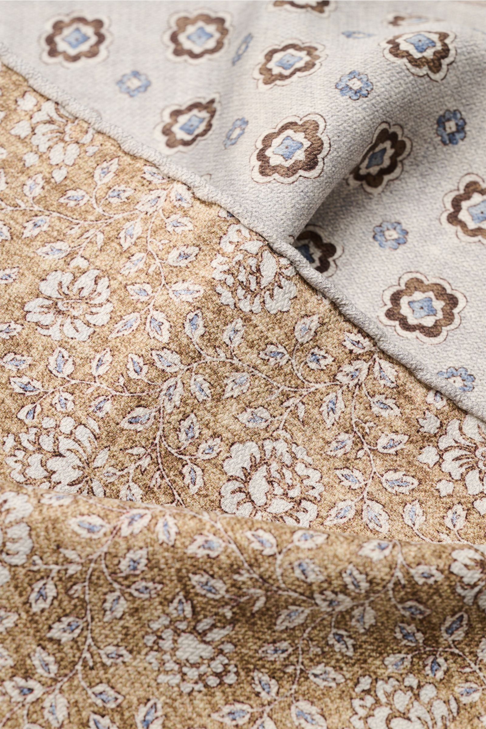 Rosi Collection Seiden-Einstecktuch 'Easy' grau/braun/rauchblau gemustert, reine Seide, weiche Struktur, Medaillon-Print mit Borte, florale Rückseite, rollierte Kanten, Made in Italy, ca. 31x31 cm, Detailfoto aus Nahaufnahme.
